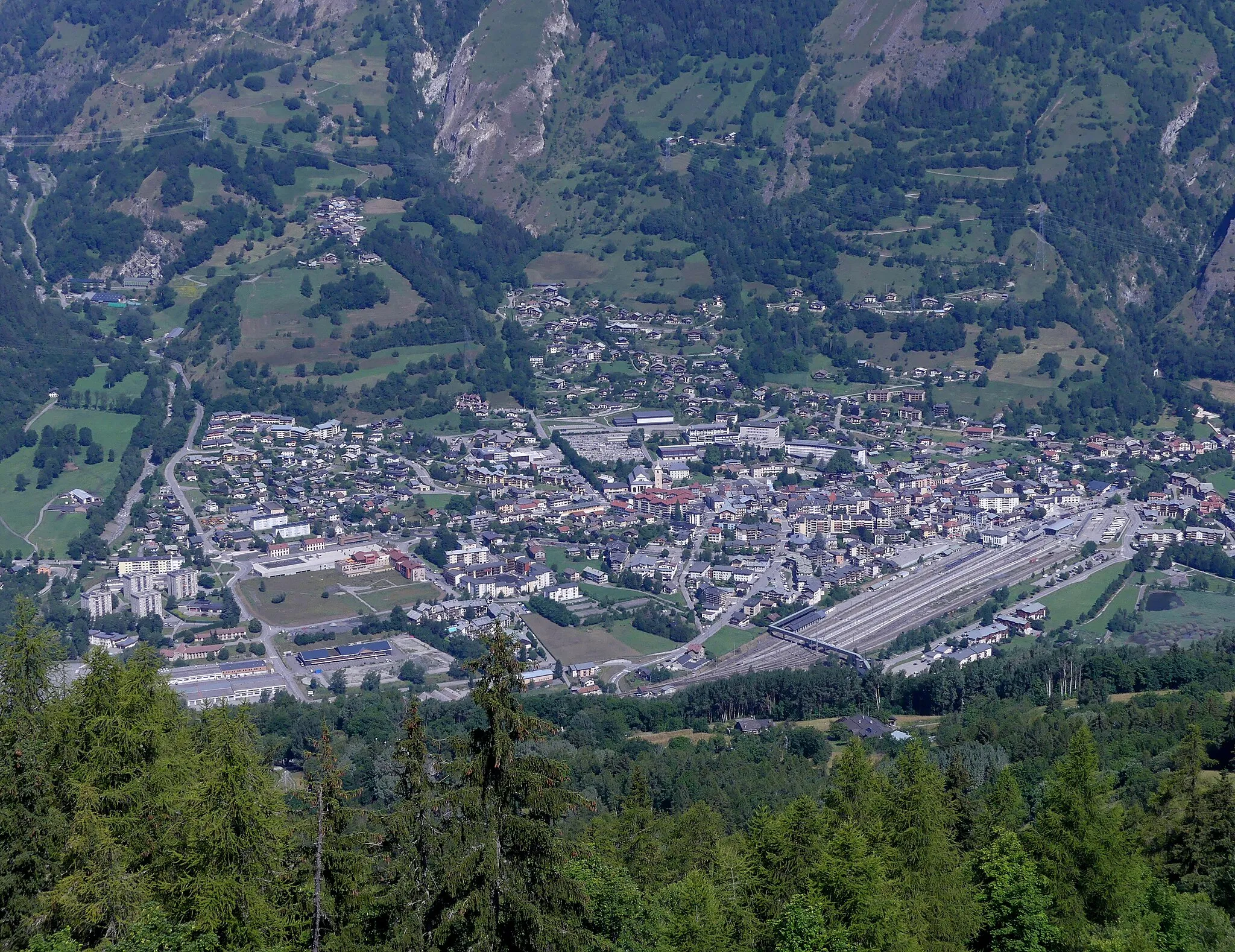 Photo showing: Sight, from Les Arcs resort, of Bourg-Saint-Maurice in Tarentaise valley, Savoie, France.