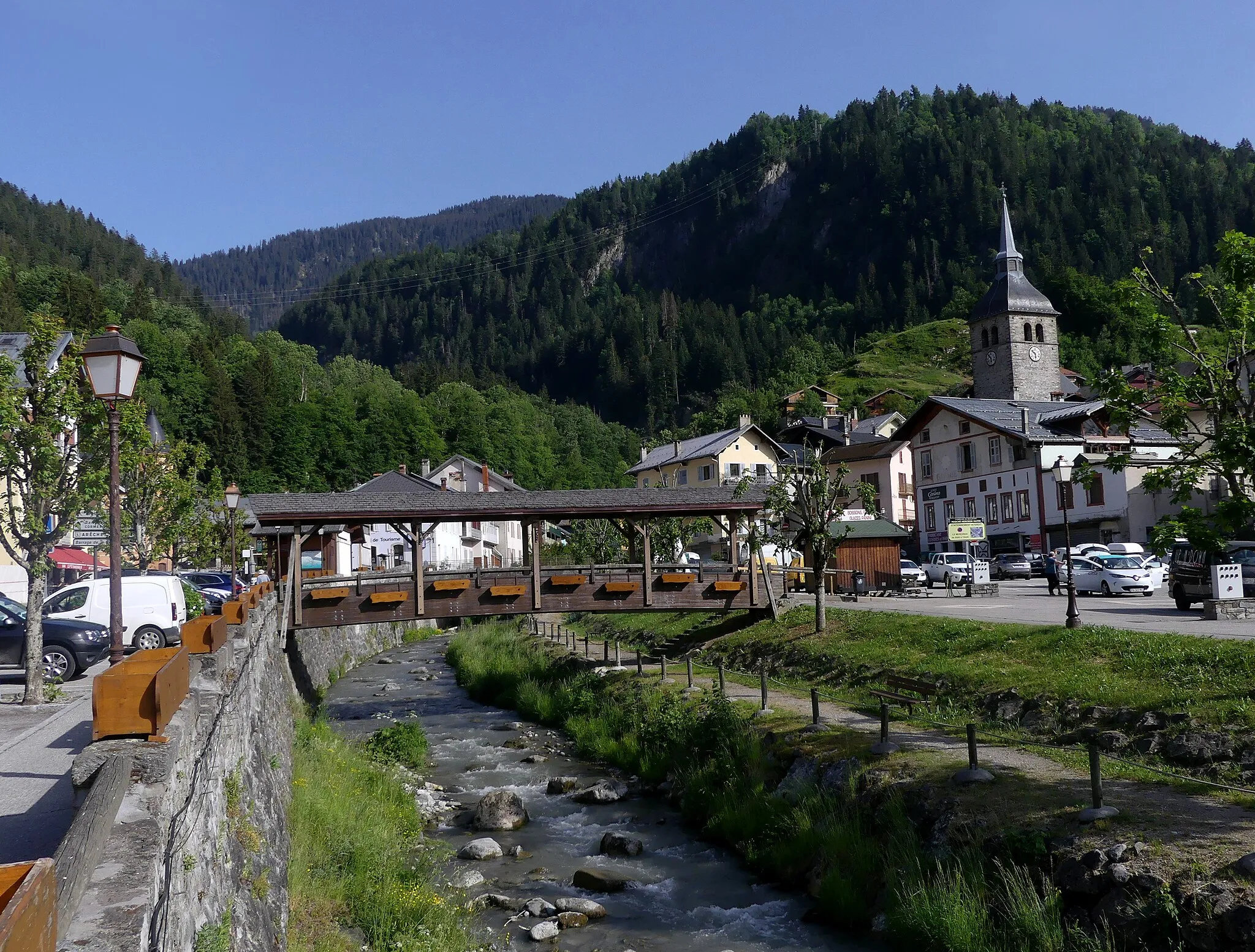 Photo showing: Sight of Doron stream, crossed by a covered footbrige, in Beaufort-sur-Doron, Savoie, France.