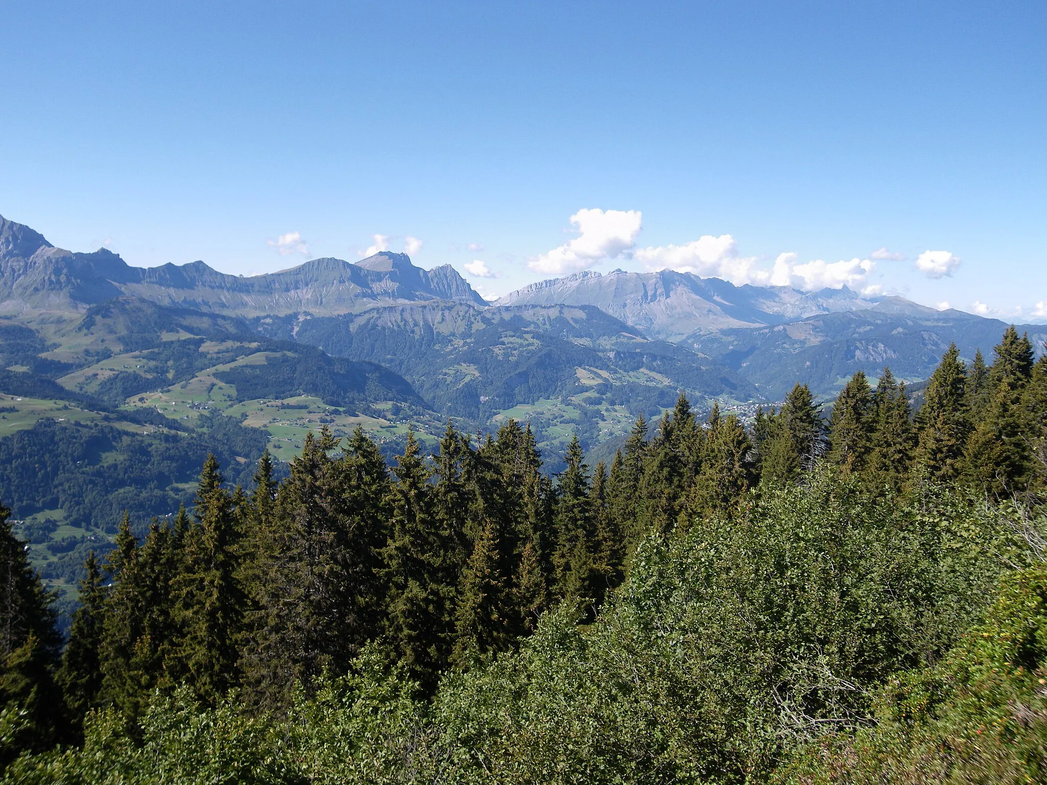 Photo showing: les aravis depuis le sentier de la croix de coste