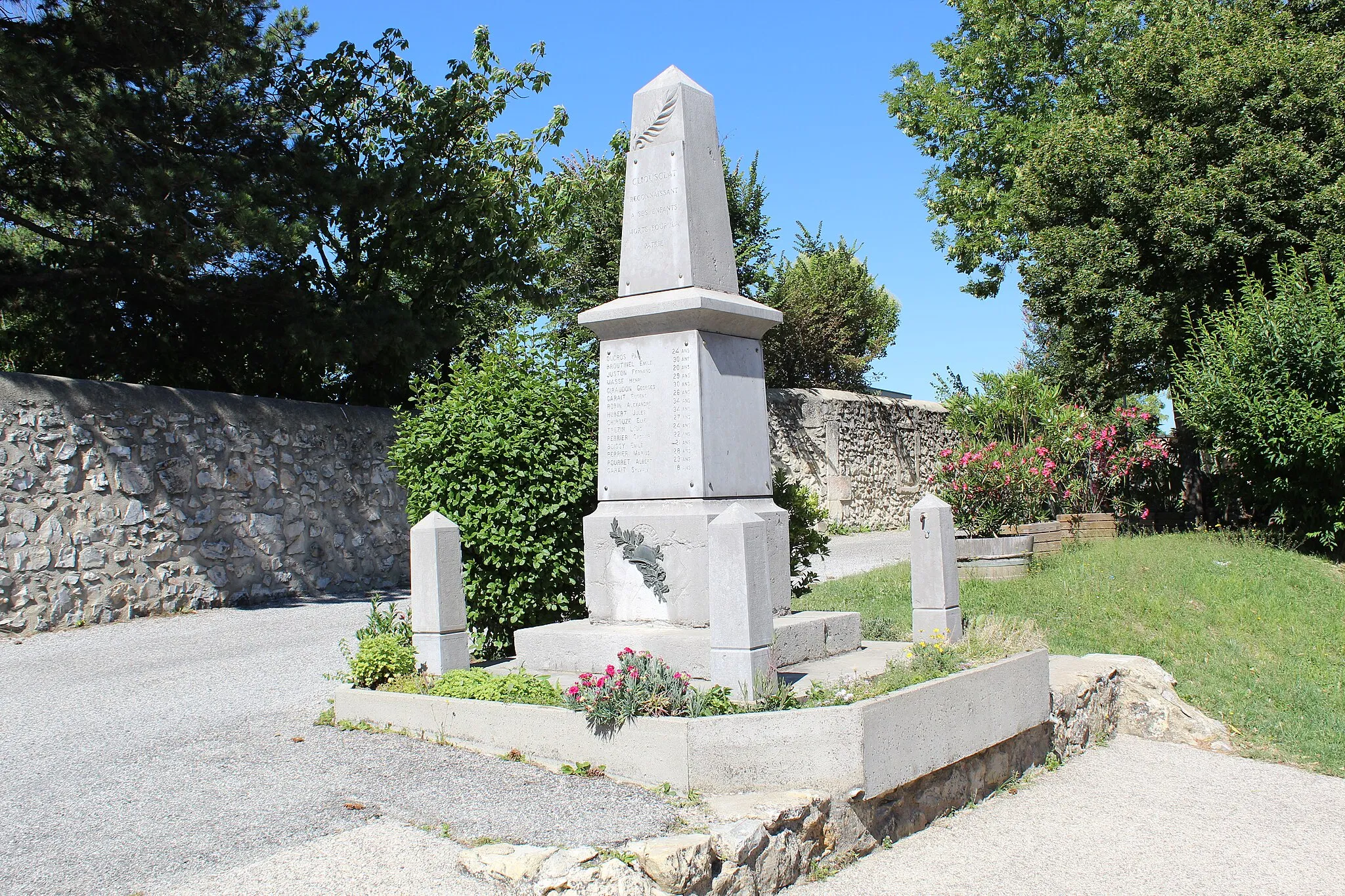 Photo showing: Le Monument aux Morts.