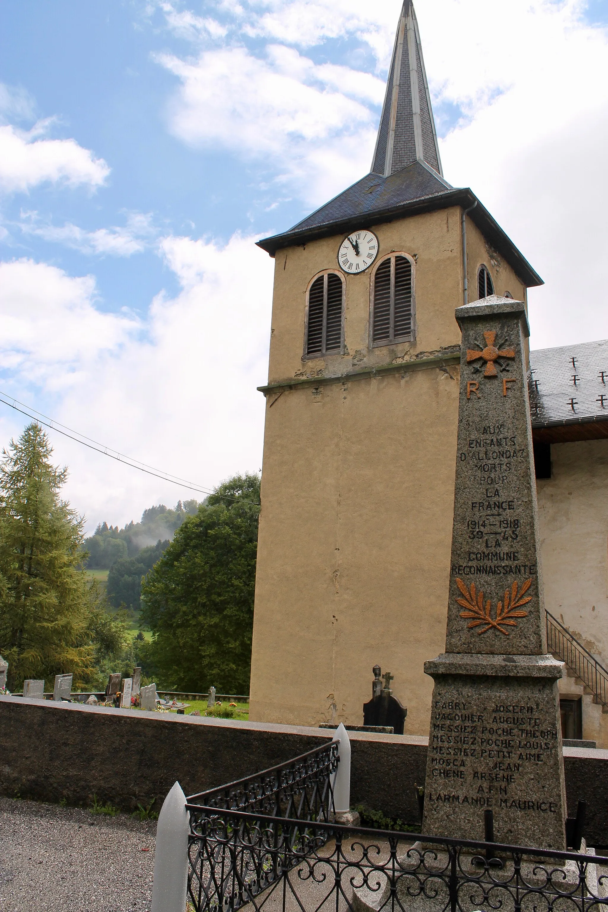 Photo showing: Clocher de l'église Saint-Michel et monument aux morts d'Allondaz.