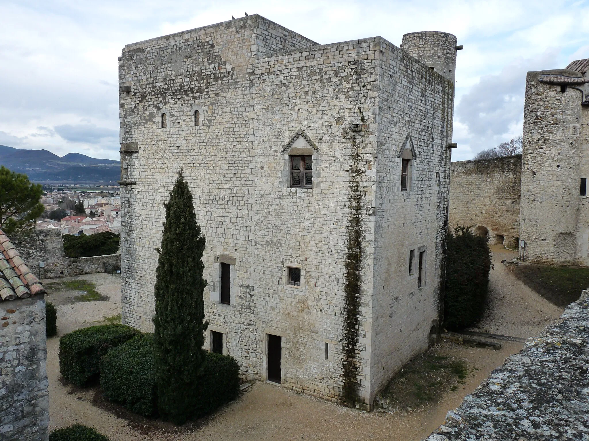 Photo showing: Château des Adhémar, logis seigneurial angle sud est