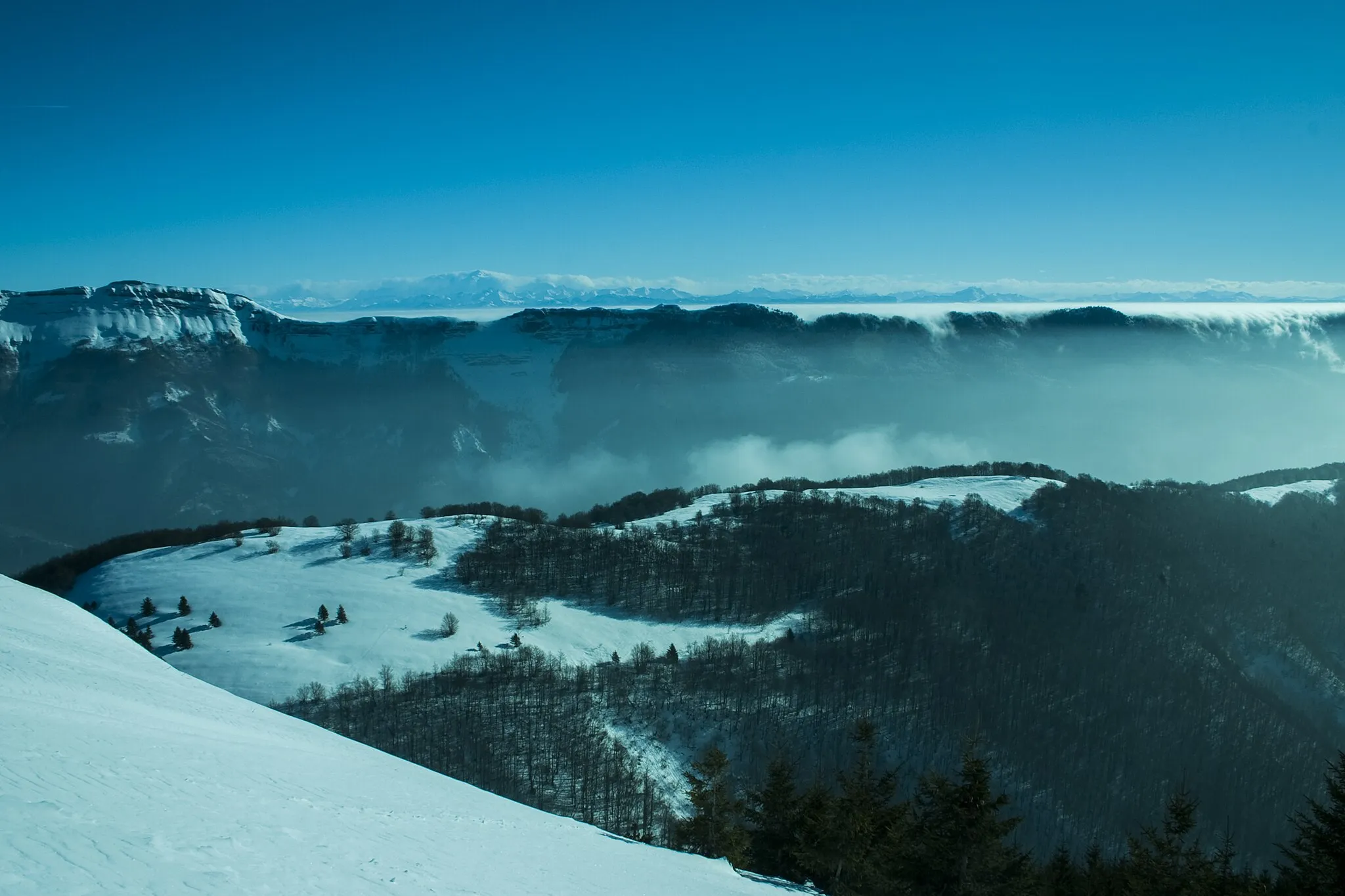 Photo showing: The Haute Chaîne du Jura, from the Crêt de Chalam, Ain. Lake Geneva and the Swiss Alps are at the back.