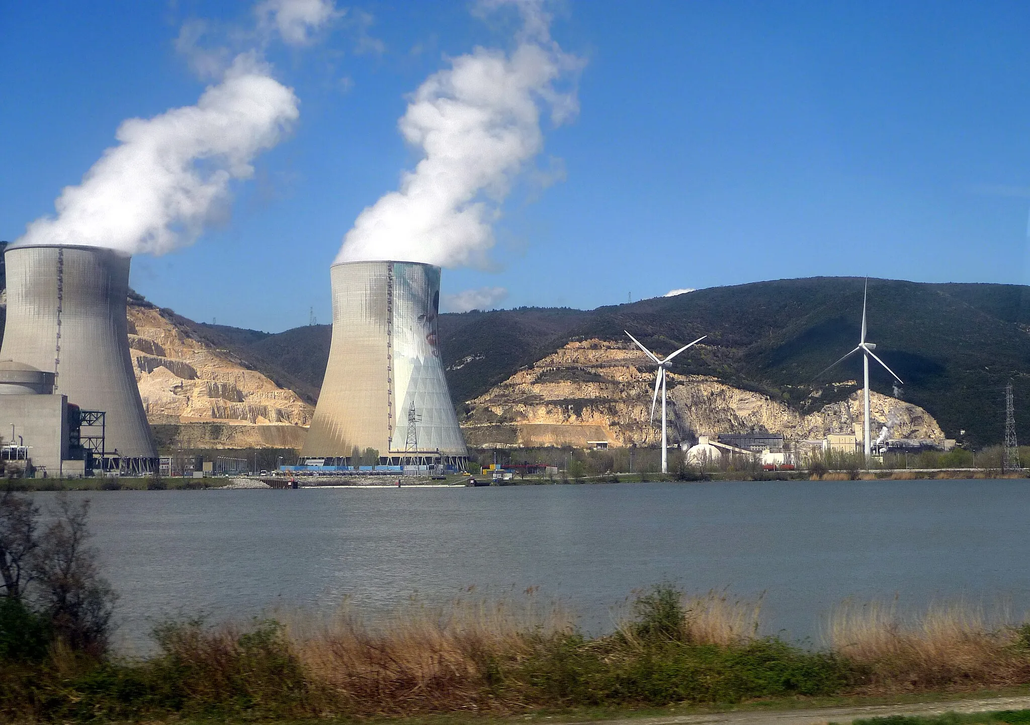 Photo showing: Cruas Nuclear Power Center in the Rhone wine region of Coteaux du Tricastin