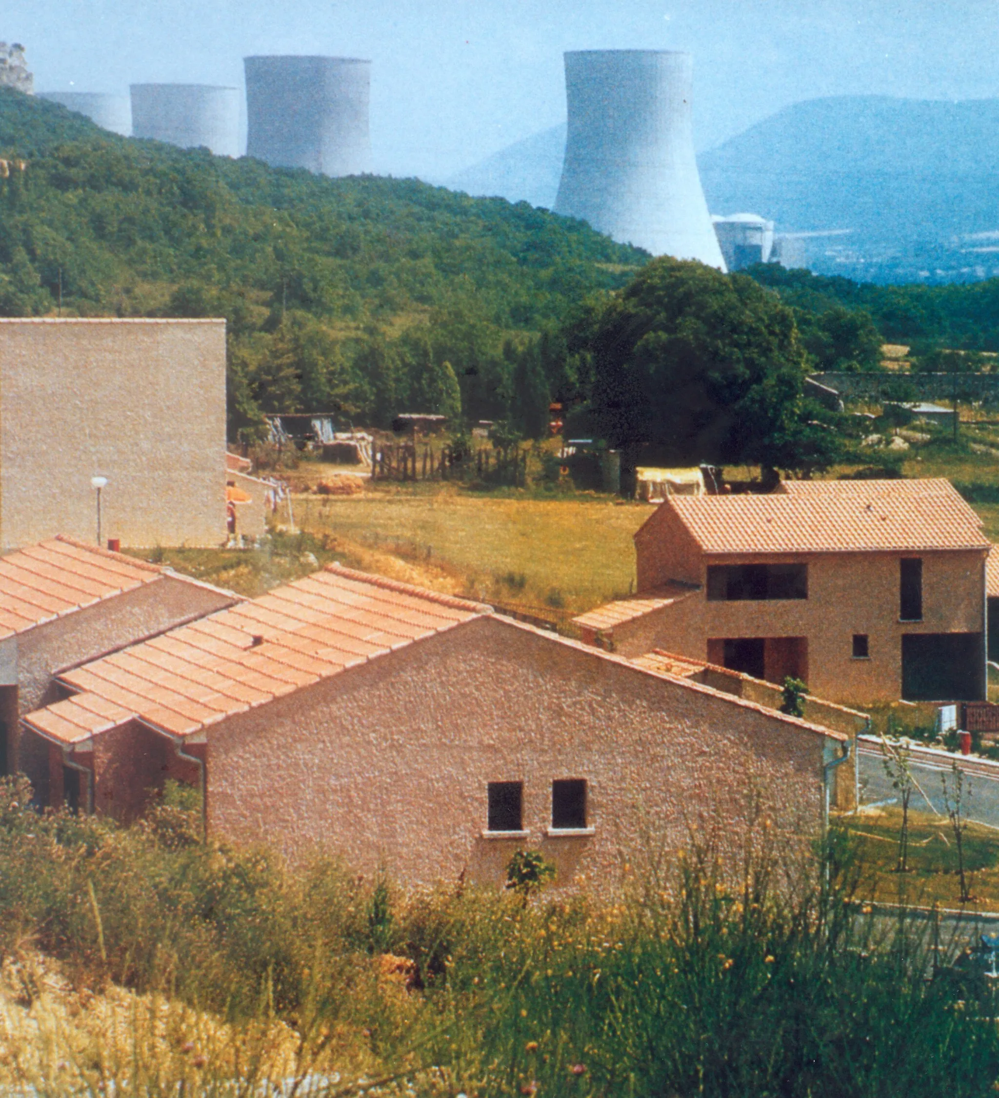 Photo showing: Distant view of the cooling towers of Cruas nuclear power plant. (Cruas, France)

Photo Credit: EdF