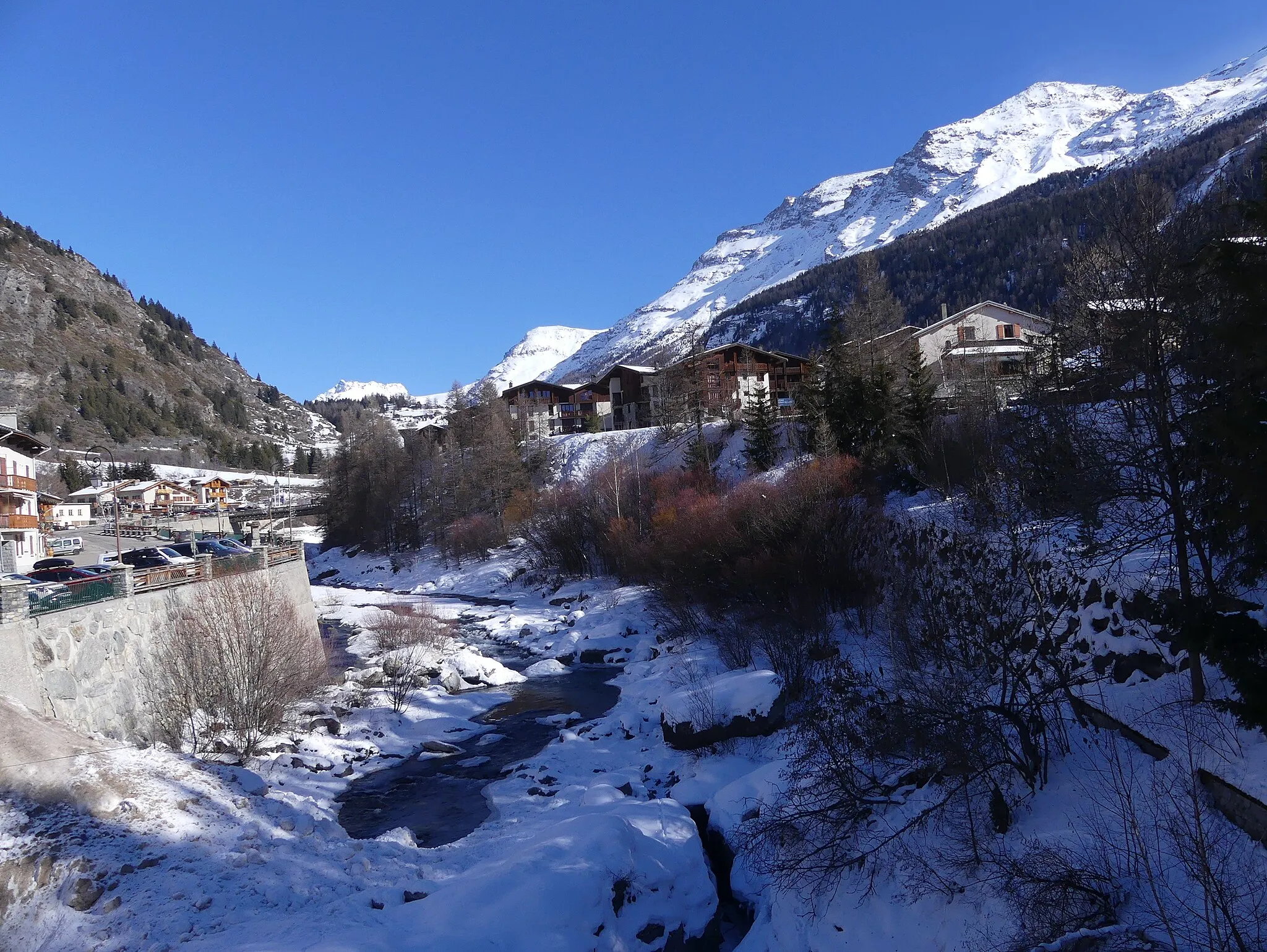 Photo showing: Sight, in winter, of Arc river in Lanslevillard, towards its source, Savoie, France.