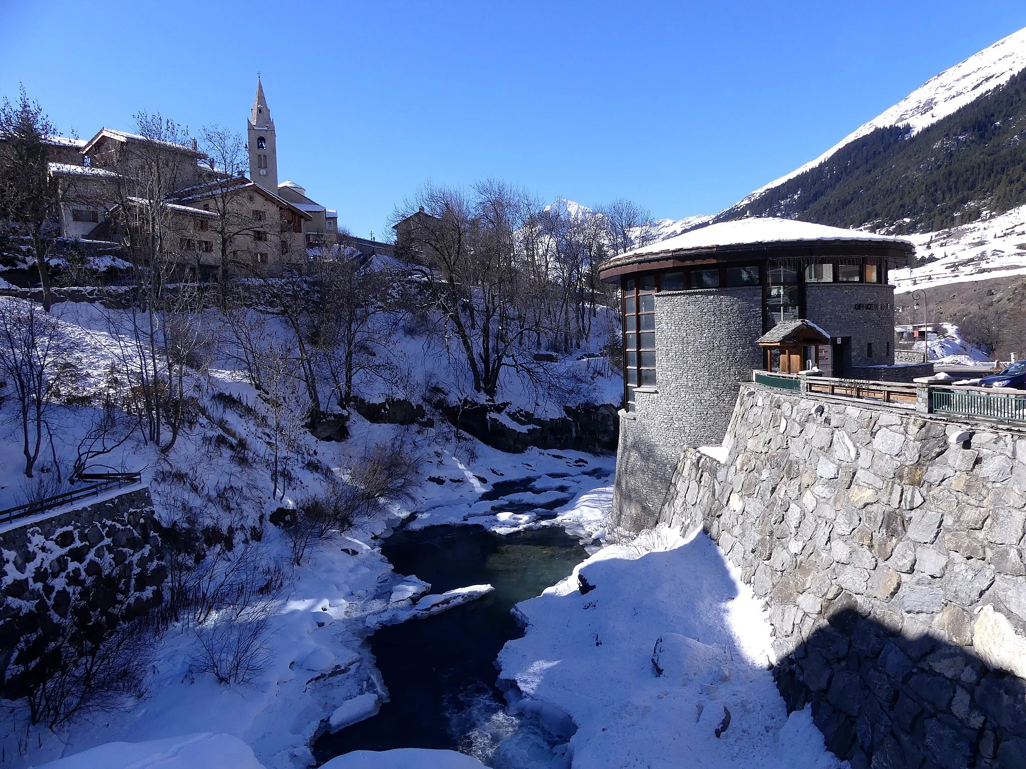 Photo showing: Sight, in winter, of Arc river in Lanslevillard village, in Maurienne valley, Savoie, France.