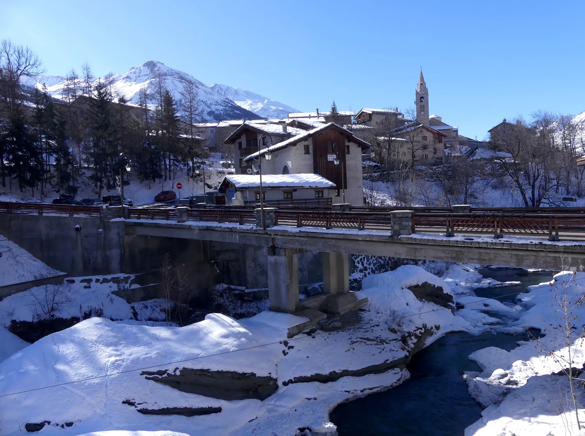 Photo showing: Sight, in winter, of the bridge crossing Arc river in Lanslevillard village, in Maurienne valley, Savoie, France.