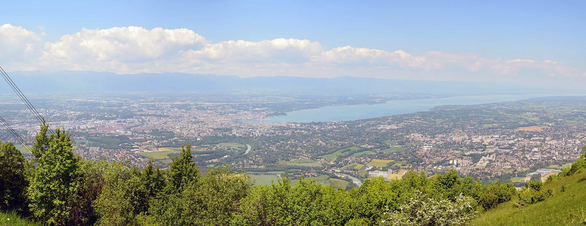 Photo showing: The transborder agglomeration known as "Grand Genève", Geneva (Switzerland) being on the left, at the end of the lake Leman and Annemasse (France) on the bottom right.