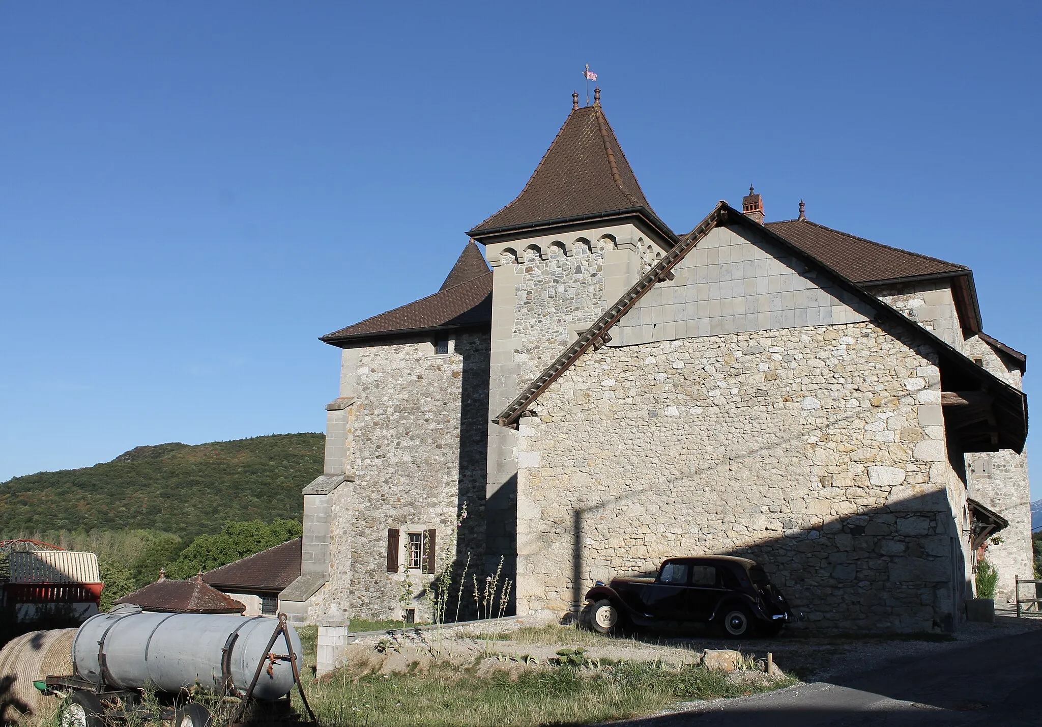 Photo showing: Maison forte de Rossy avec une tour carrée (XVIe, restaurée).