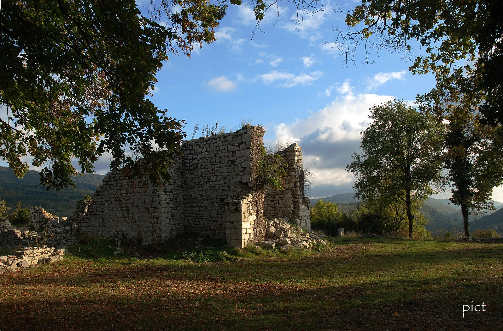 Photo showing: chapelle en ruines près de St Alban (ain)