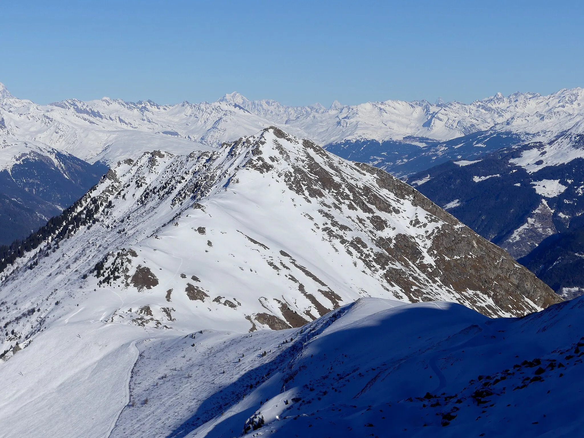 Photo showing: Sight, in winter from Valmorel ski slopes, of Crève-Tête mountain and Col du Gollet pass, in Savoie, France.