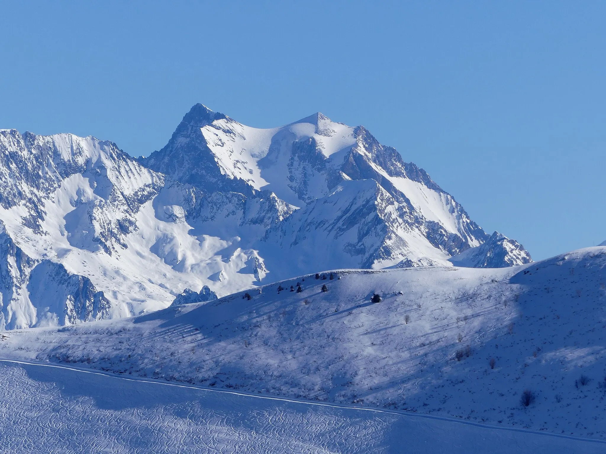 Photo showing: Sight, in winter from Valmorel ski slopes, of Grande Casse mountain beyond Col du Gollet pass, Savoie, France.