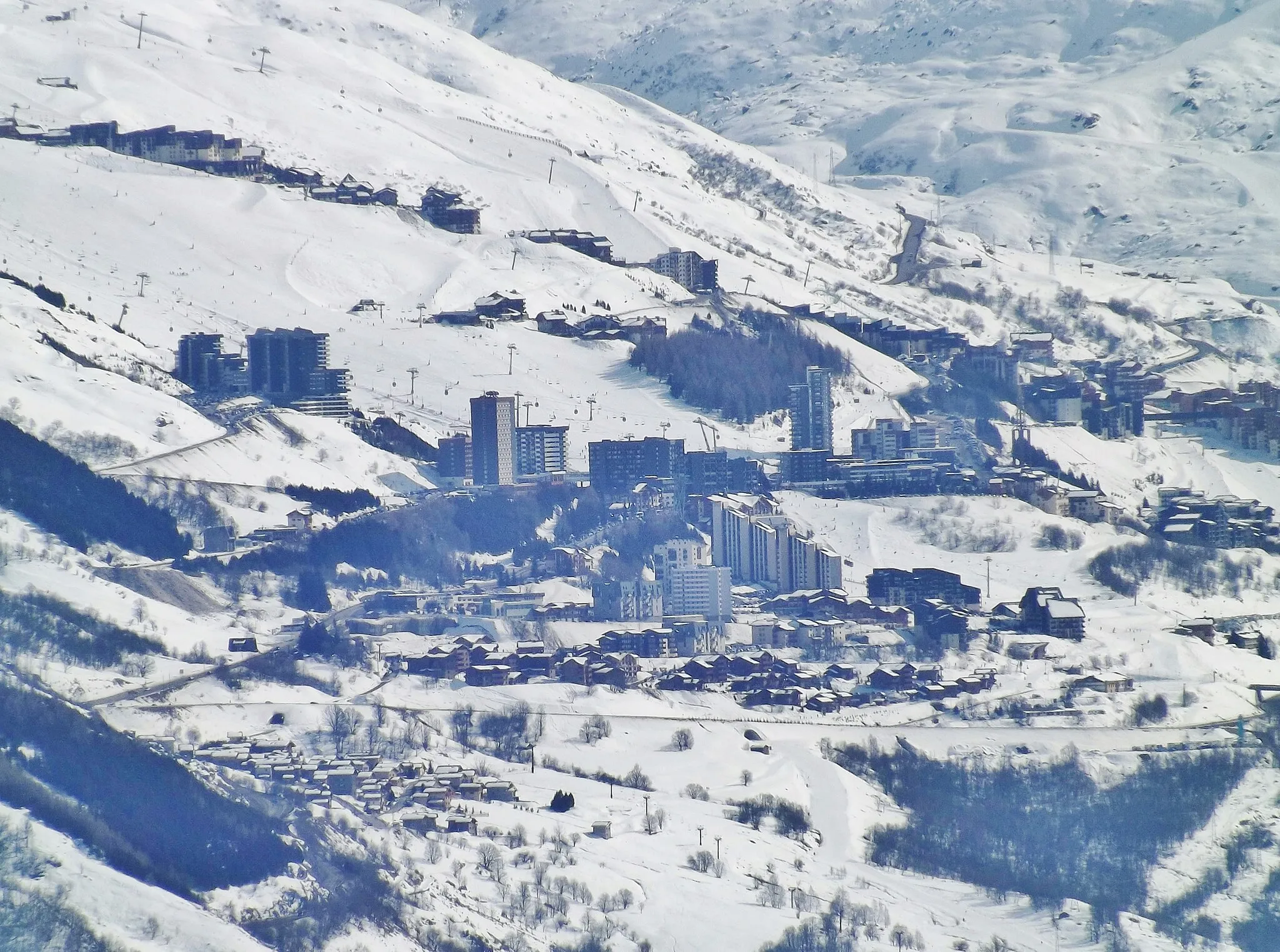 Photo showing: Panoramic sight, from the col du Mottet pass (2,403 meters high) at Valmorel ski resort, of the vallée des Belleville valley, with visible Les Menuires ski resort village, in Savoie, France.