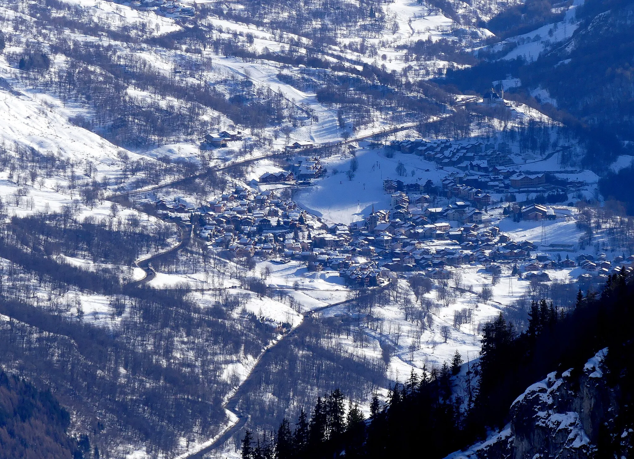 Photo showing: Sight, in winter from Col du Gollet, of Saint-Martin-de-Belleville village, in Savoie, France.