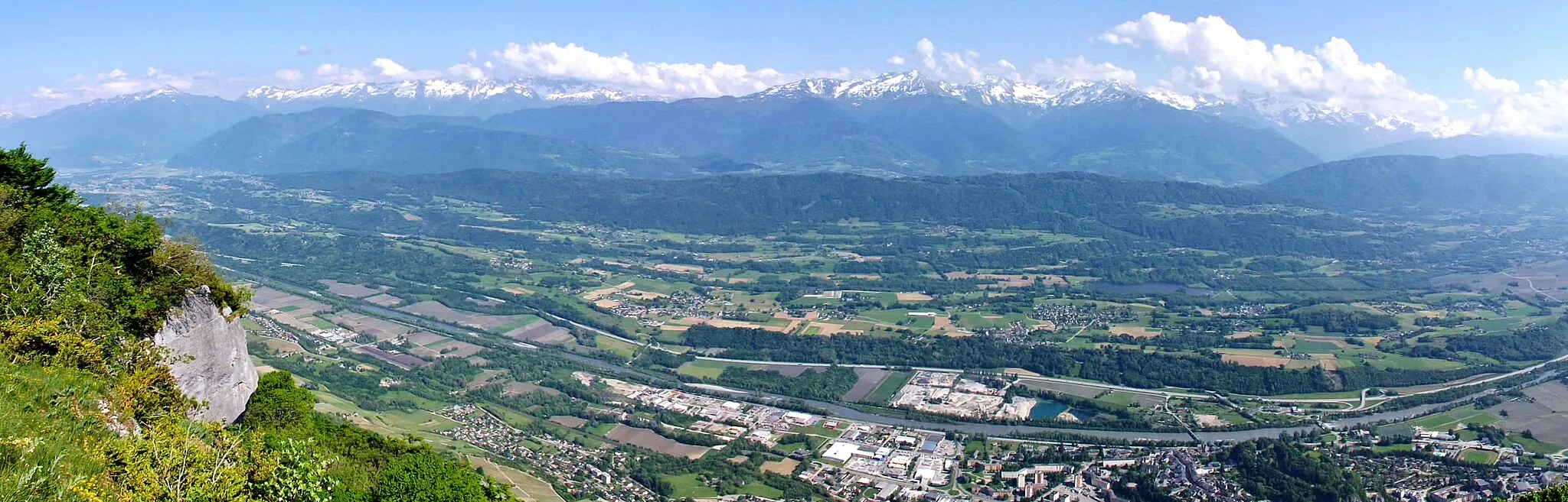 Photo showing: Panoramic sight, from the roche du Guet in the Bauges mountain range, of the Combe de Savoie broad valley with the Belledonne mountain range at the background, in Savoie, France.