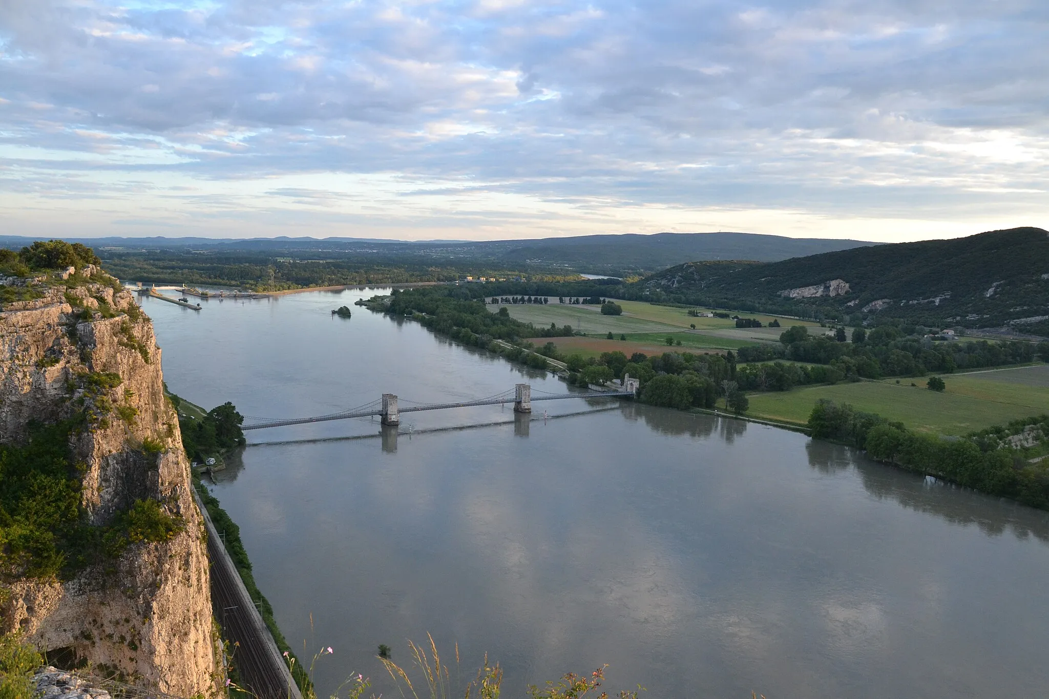 Photo showing: Le pont du Robinet sur le Rhône près de Donzère (Drôme, France). Au fond, le canal de Donzère-Mondragon.