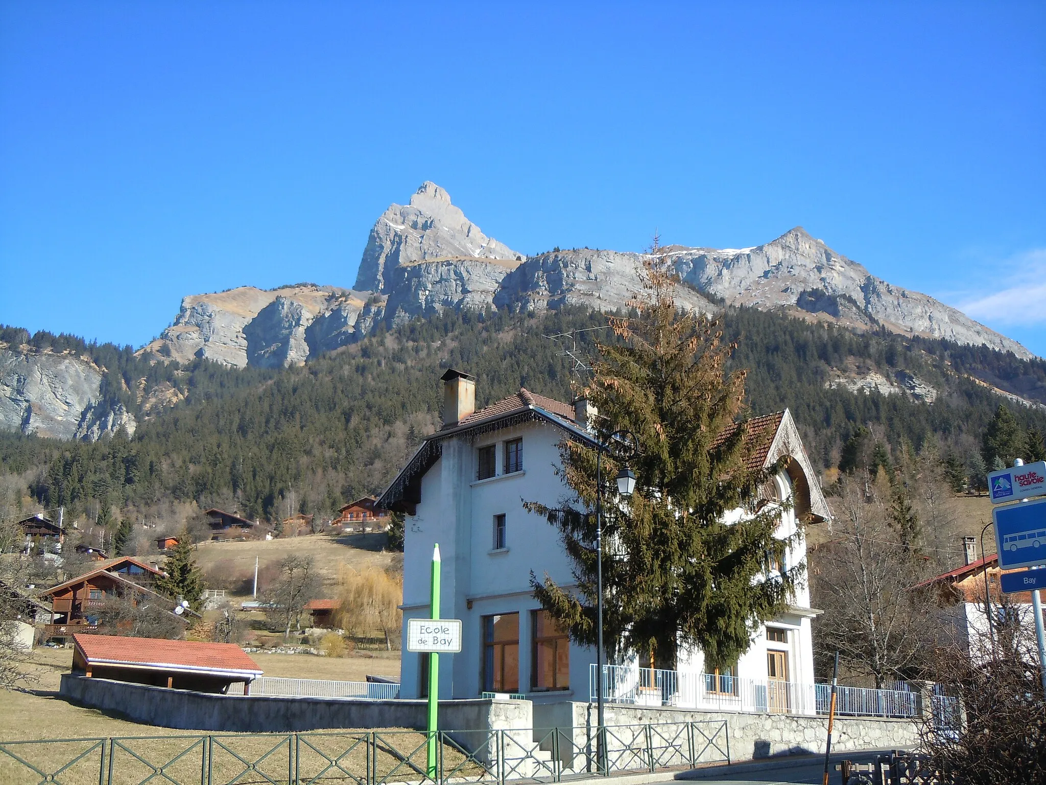 Photo showing: Ecole de Bay - Passy - Haute-Savoie - au pied de l'Aiguille de Varan