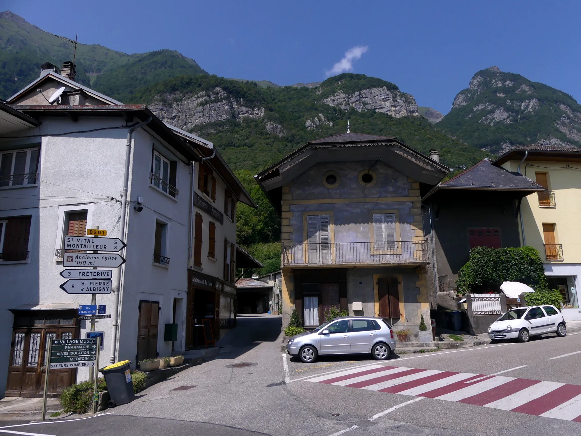 Photo showing: Sight of Grande Rue street in Grésy-sur-Isère village centre, in Savoie, France.