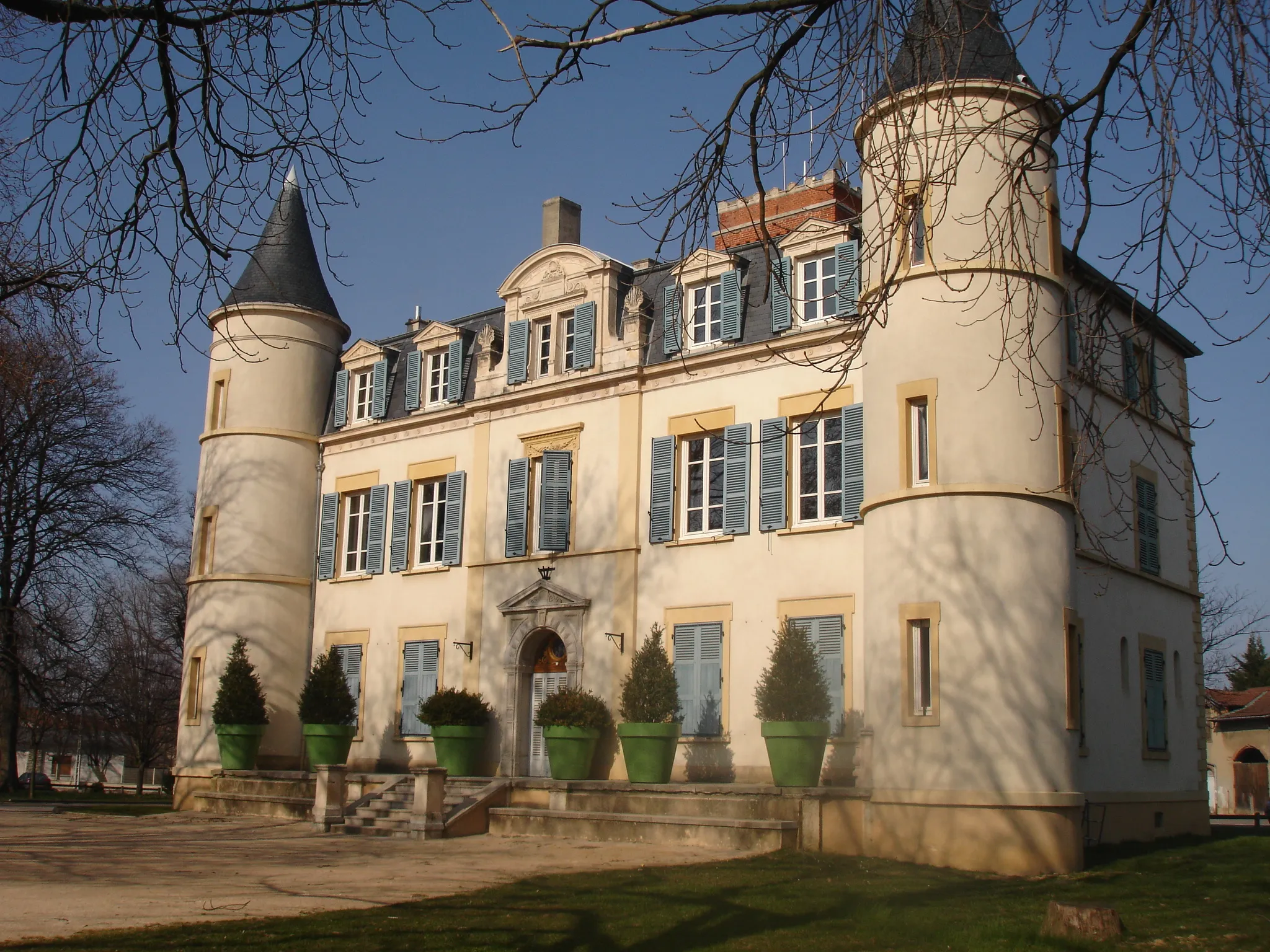 Photo showing: Feyzin (69) : le "château" vu du parc