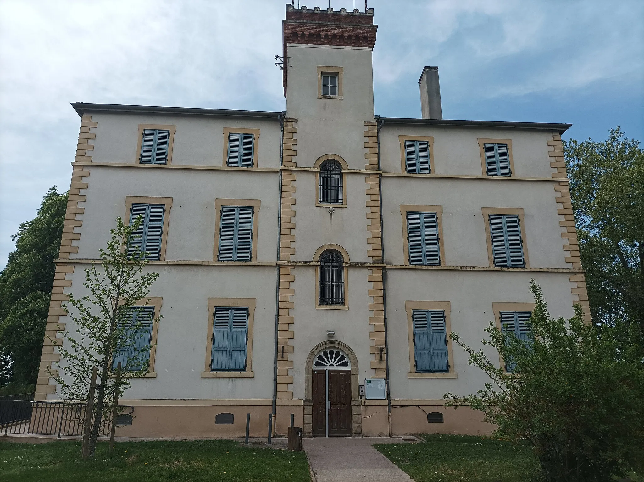 Photo showing: La façade Nord du Château de la Bégude à Feyzin en avril 2022