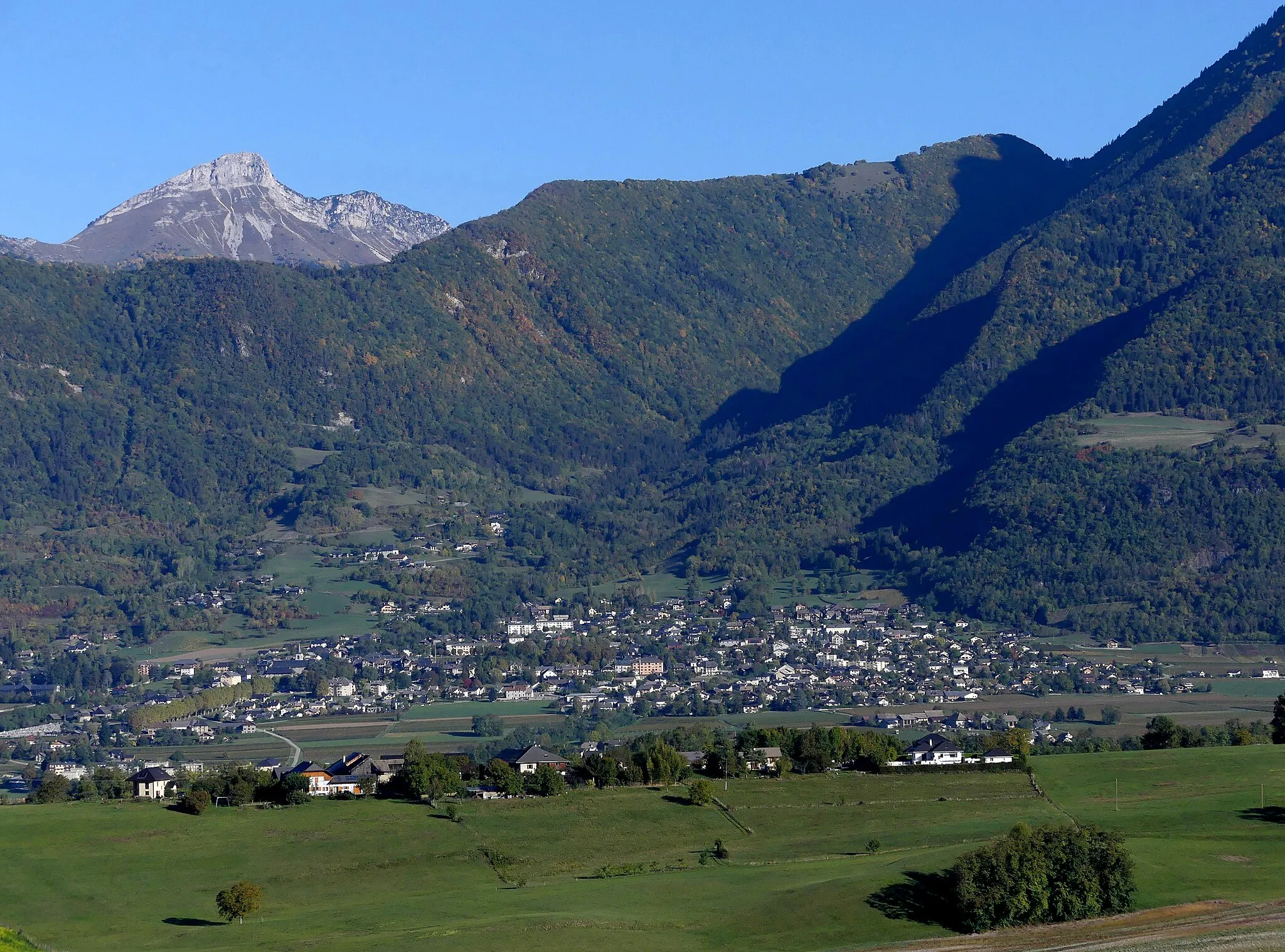 Photo showing: Sight, in the morning from Hauteville, of Saint-Pierre-d'Albigny and Bauges mountain range, Savoie, France.