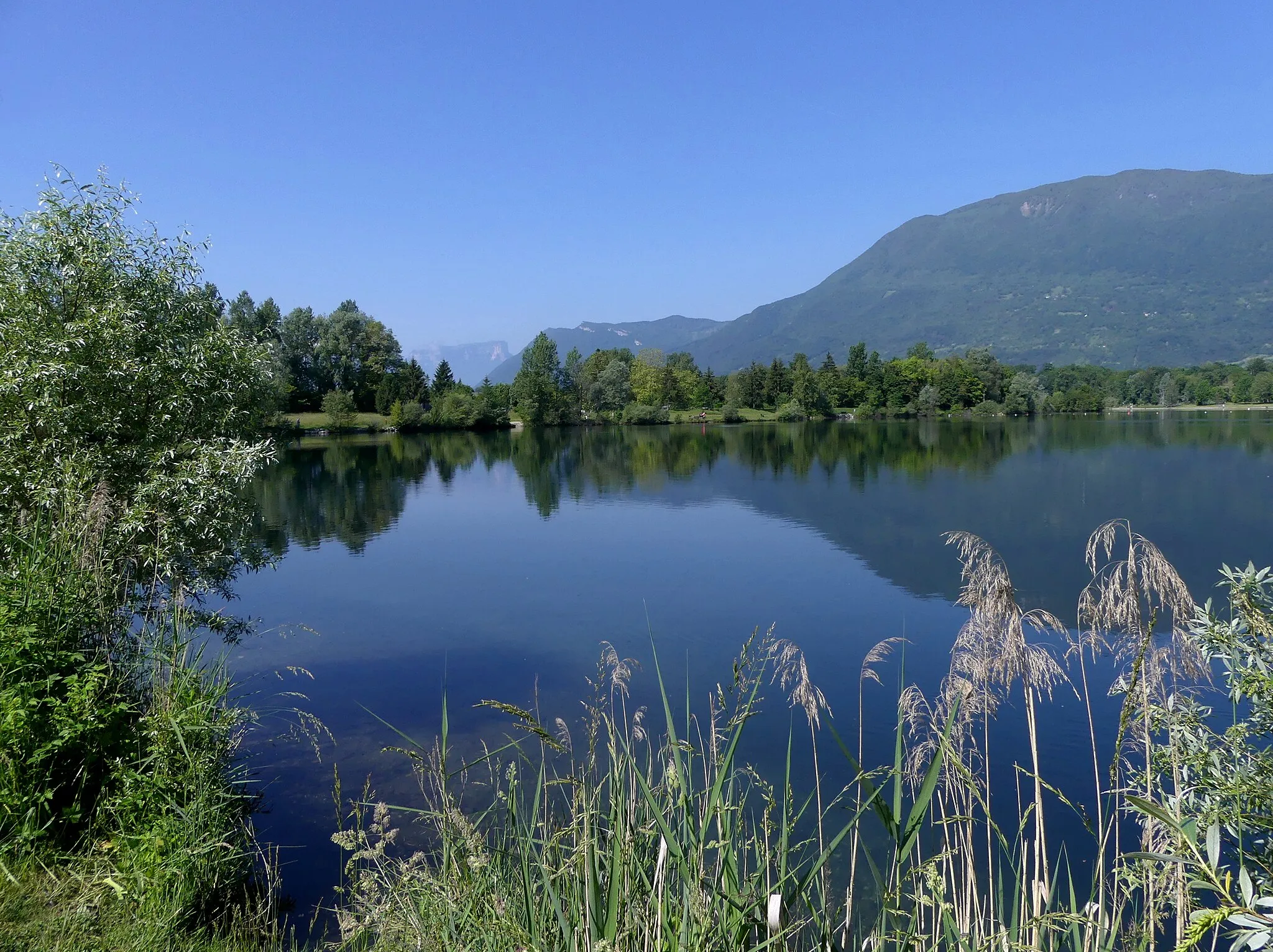 Photo showing: Sight, in the morning, from the east side, of Carouge Lake in Saint-Pierre-d'Albigny, Savoie, France.