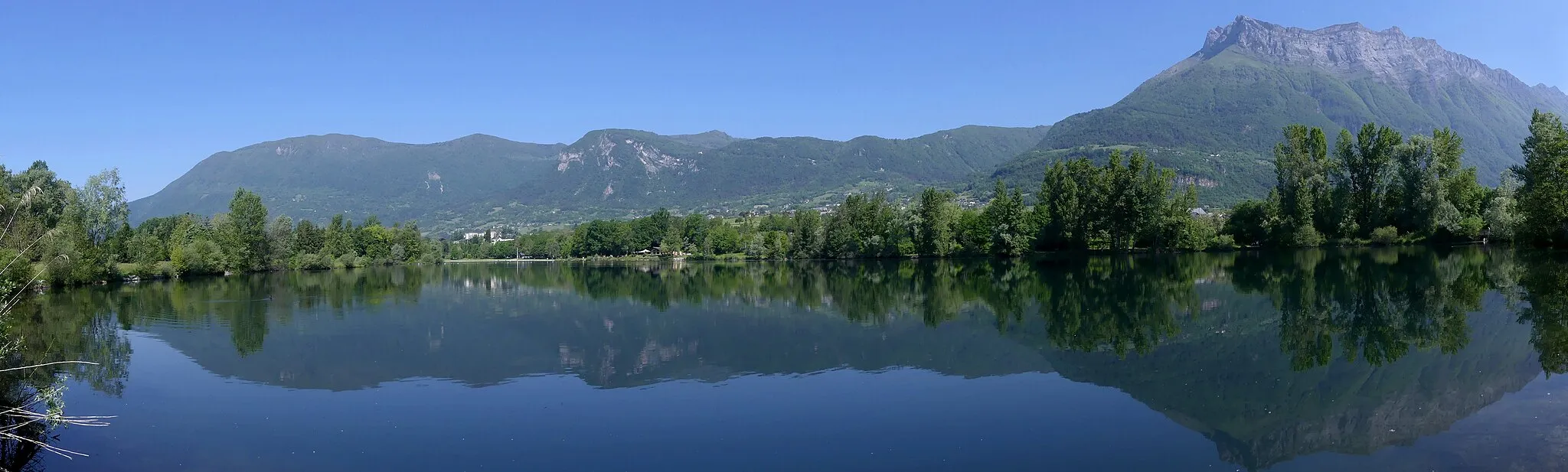 Photo showing: Panoramic sight, in the morning, of Carouge Lake near Bauges mountain range and Arclusaz mountain, in Saint-Pierre-d'Albigny, Savoie, France.