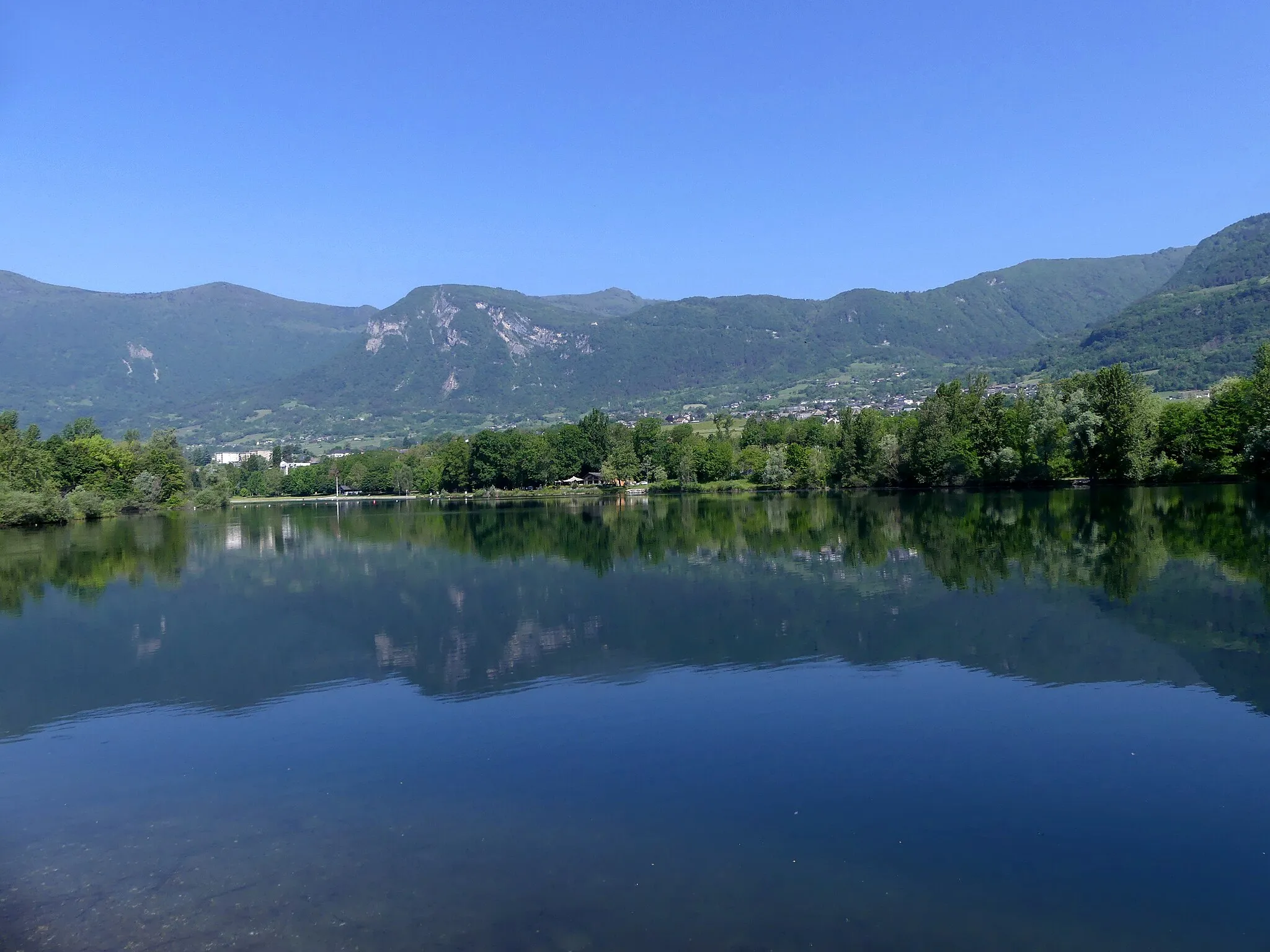 Photo showing: Sight, in the morning, of Carouge Lake near Bauges mountain range, in Saint-Pierre-d'Albigny, Savoie, France.