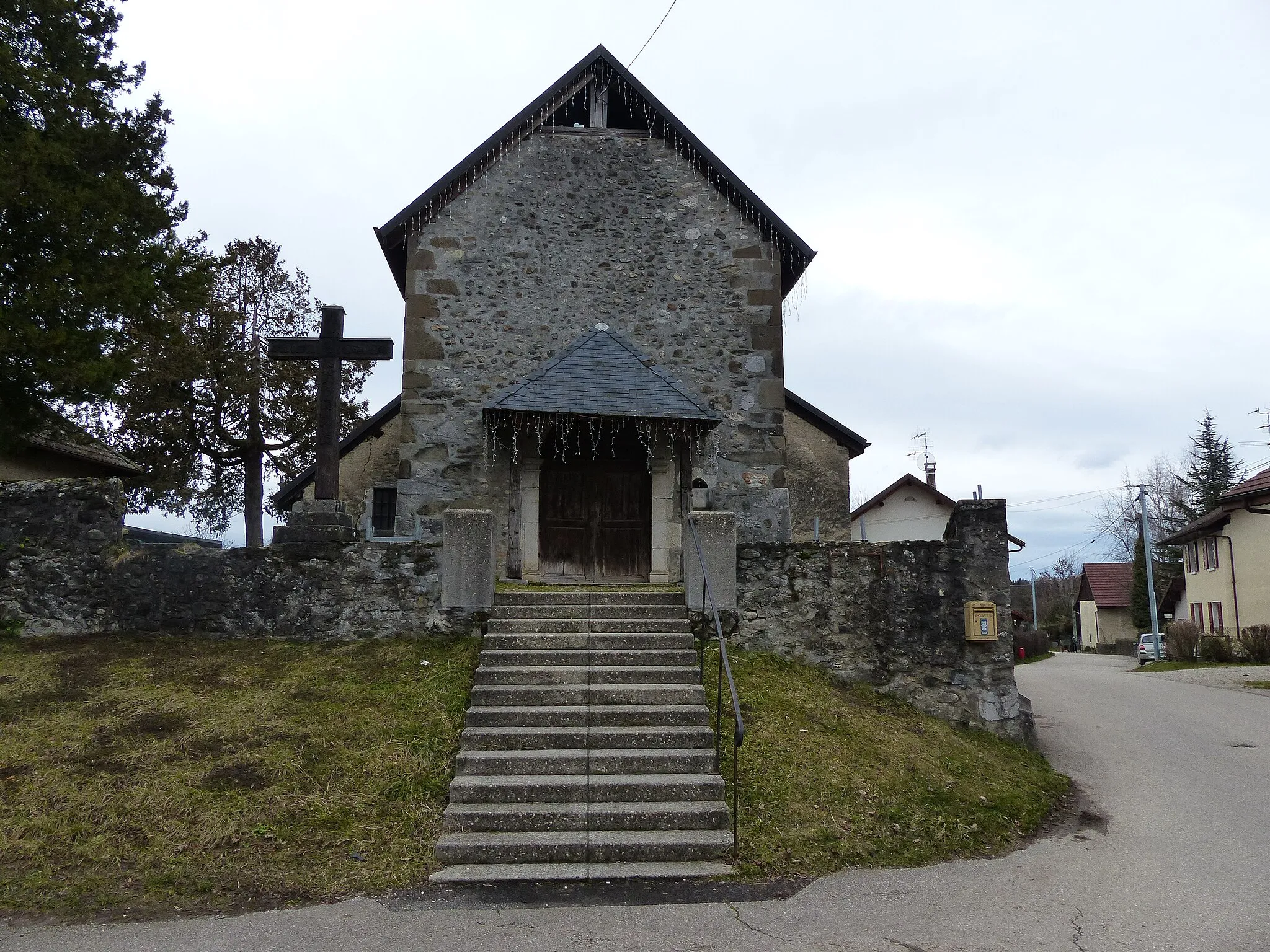 Photo showing: Entrée de la Chapelle Saint Eusèbe à Loëx, Bonne, Haute-Savoie, France