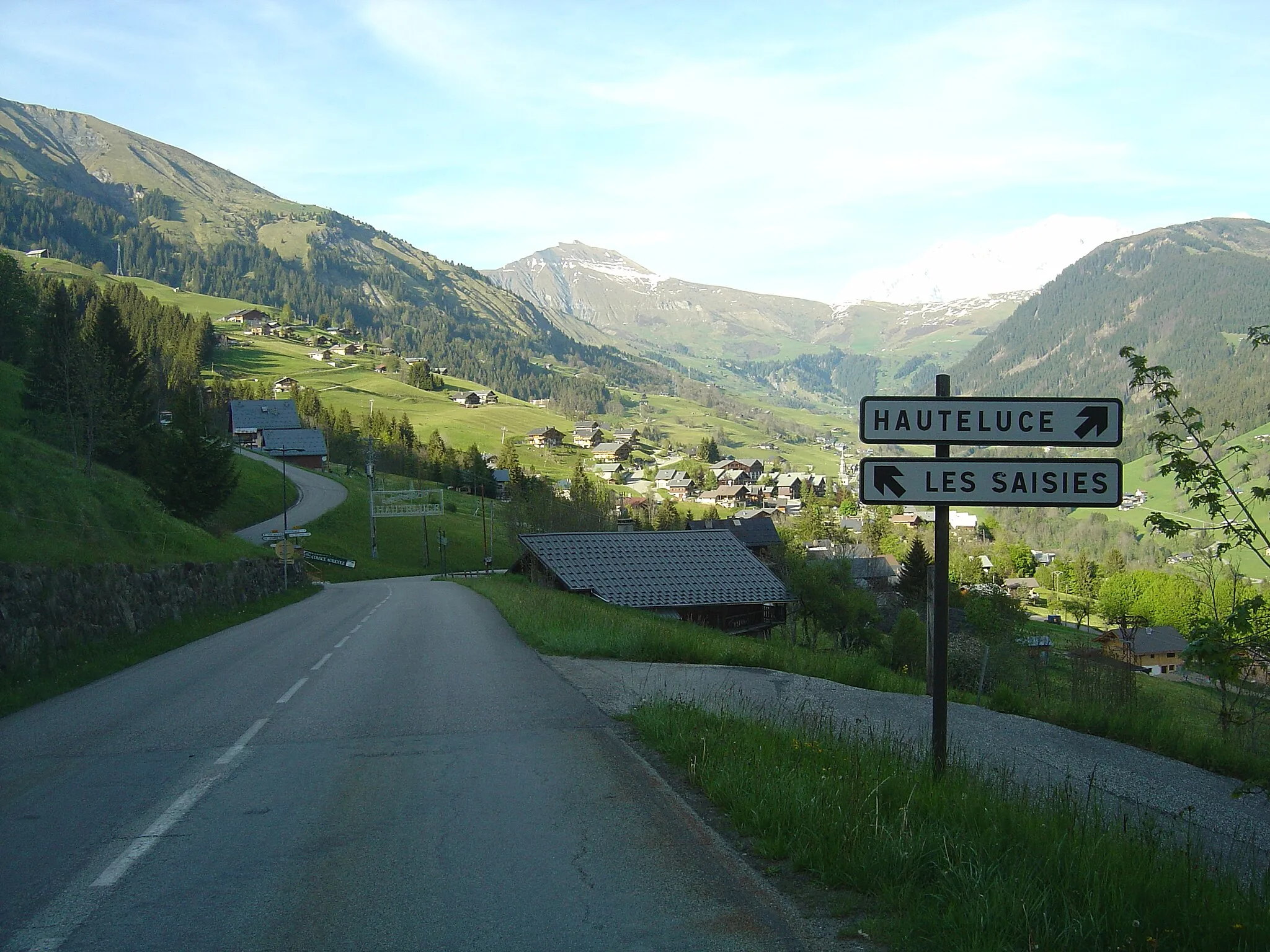 Photo showing: Carrefour à 1190m d'altitude environ entre les routes du col des Saisies (D218B) et de Hauteluce (D70), après 8,3 km d'ascension depuis le pied du col des Saisies