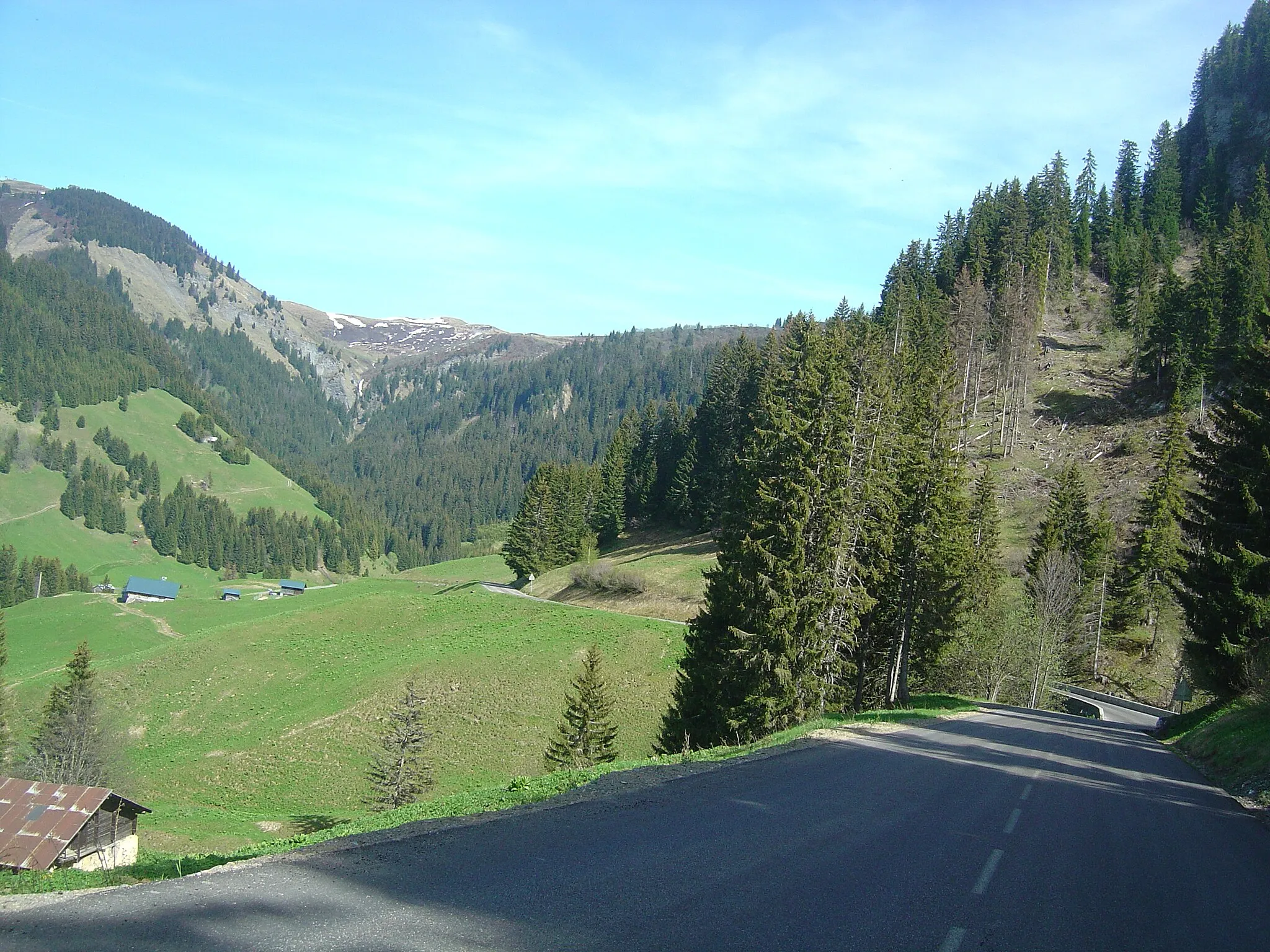 Photo showing: Ascension du col des Saisies par le versant nord au départ de Flumet (73). Vue plus bas sur un pont (marqué à 1485m d'altitude sur les cartes IGN mais à 1479m à la mesure) au km 11,3 de l'ascension, non loin du lieu-dit "la Mouille". Plus bas les chalets du lieu-dit "Les Fitets"