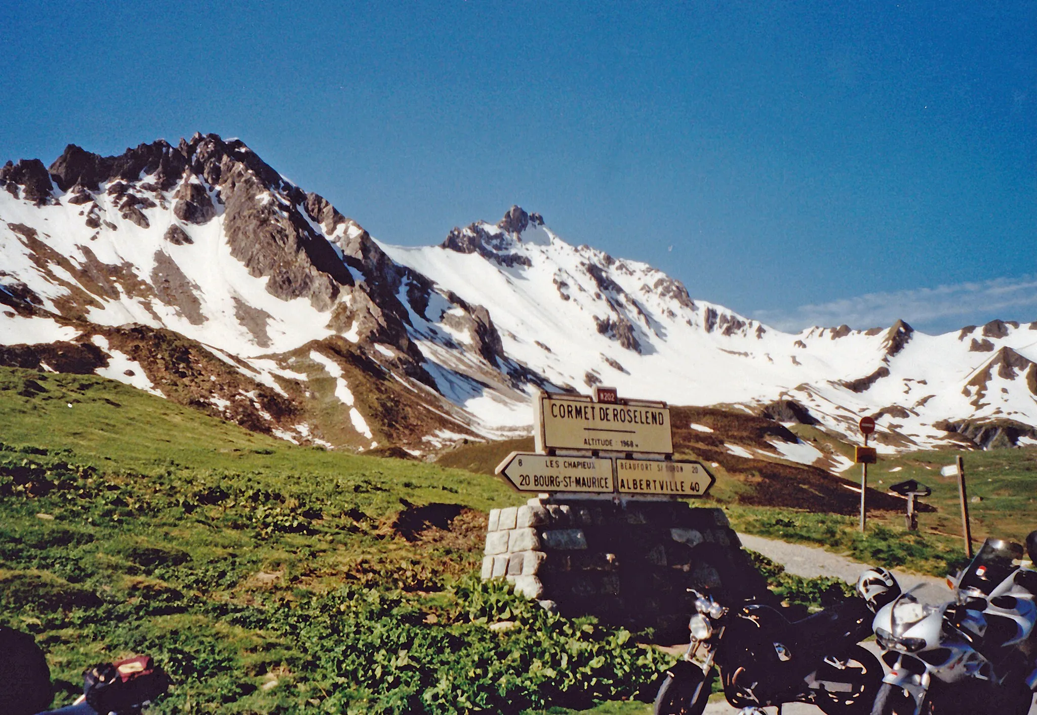 Photo showing: Route des Grandes Alpes in den französischen Alpen im Juni 2001 (Scan vom Analogbild): Am Cormet de Roselend (1967 m)