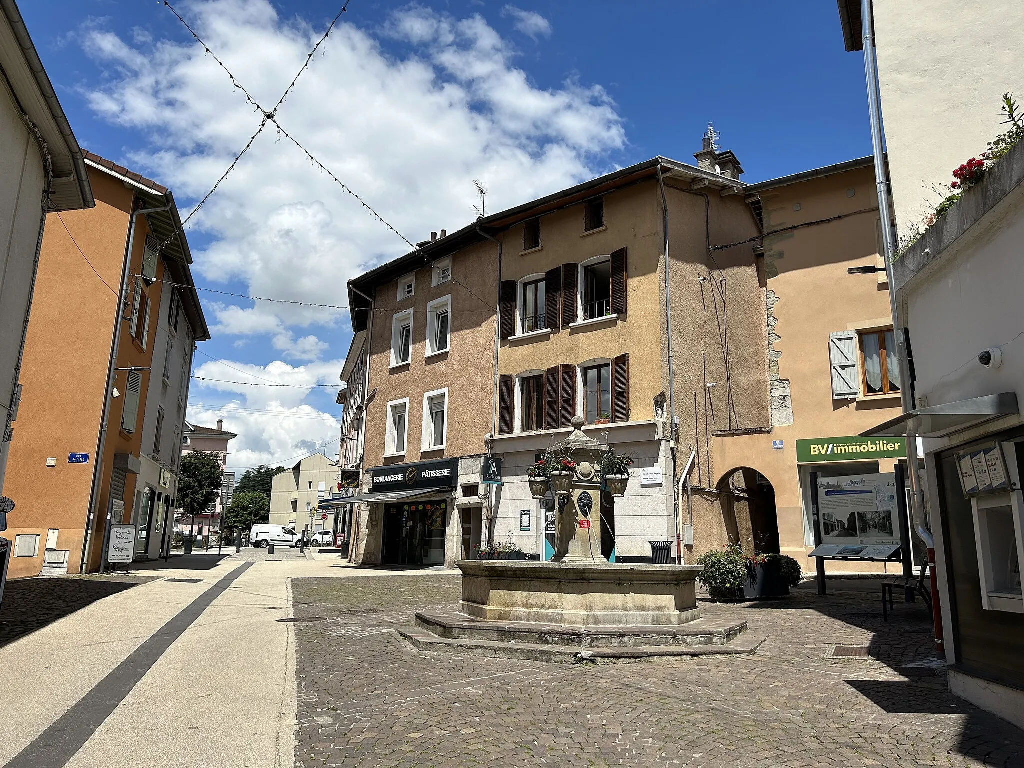 Photo showing: Voreppe - Grande Rue