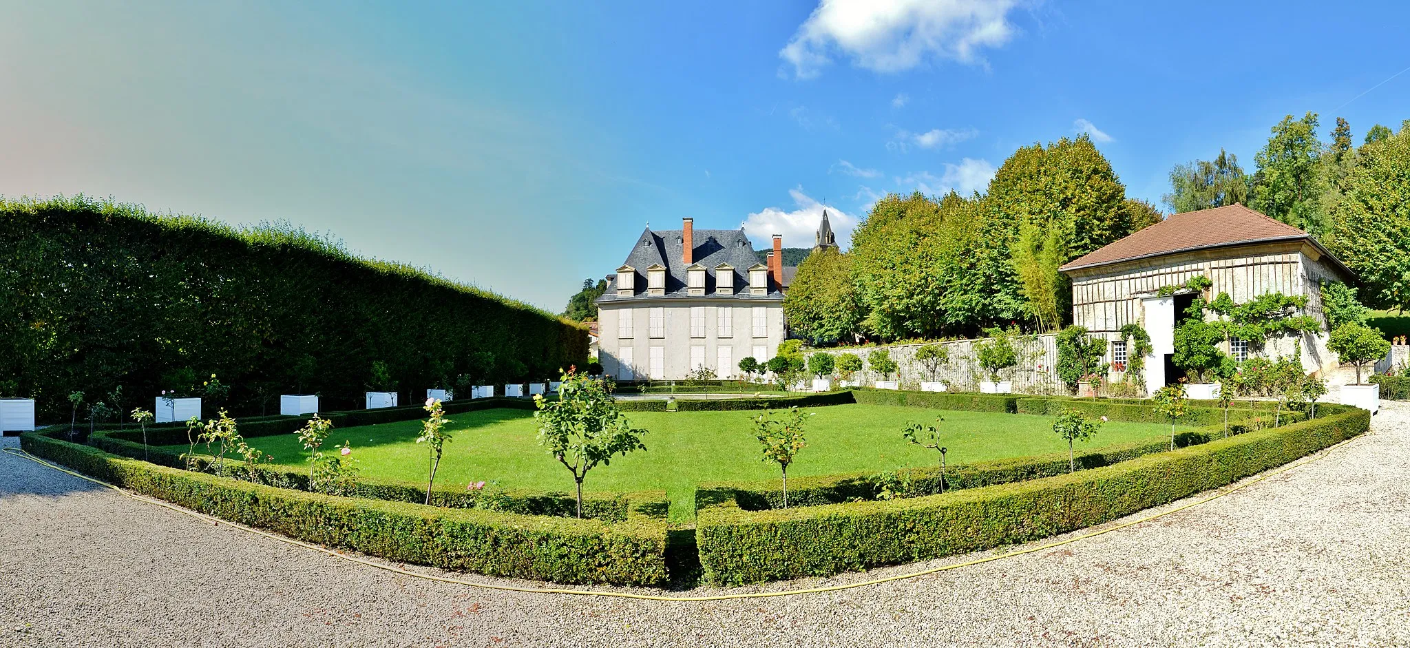 Photo showing: This building is indexed in the base Mérimée, a database of architectural heritage maintained by the French Ministry of Culture, under the reference PA00117360 .