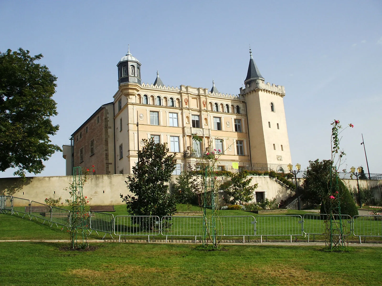 Photo showing: This building is indexed in the base Mérimée, a database of architectural heritage maintained by the French Ministry of Culture, under the reference PA00118053 .