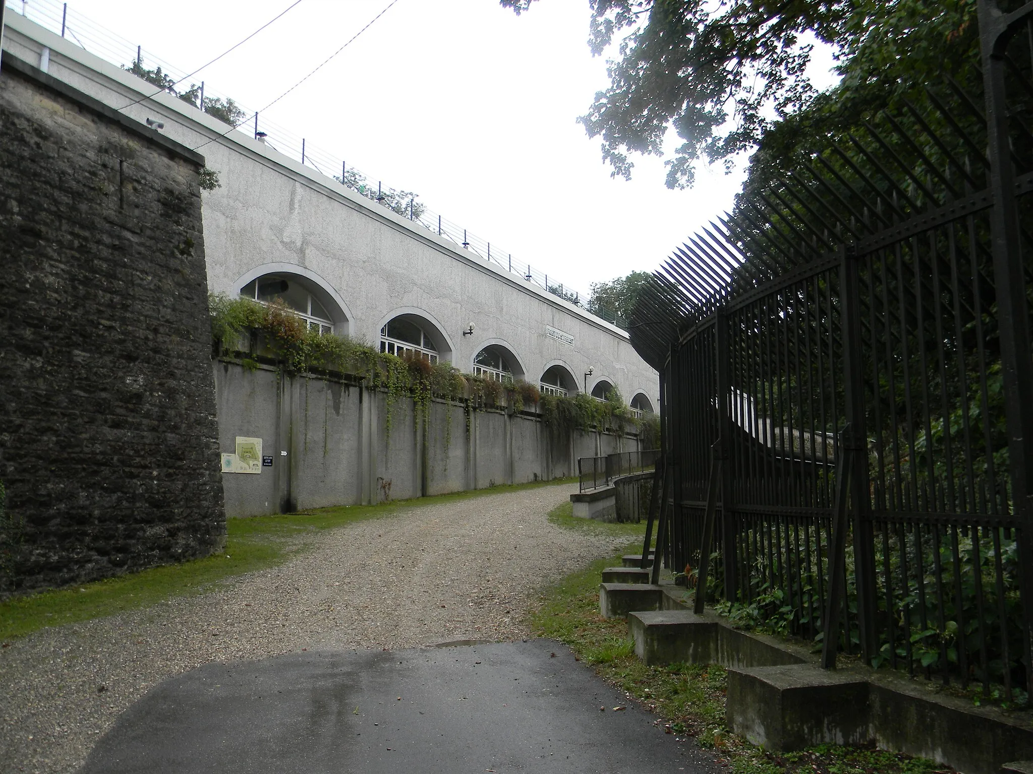Photo showing: Entrée du Fort de Saint-Priest. On distingue la grille unique sur la droite.