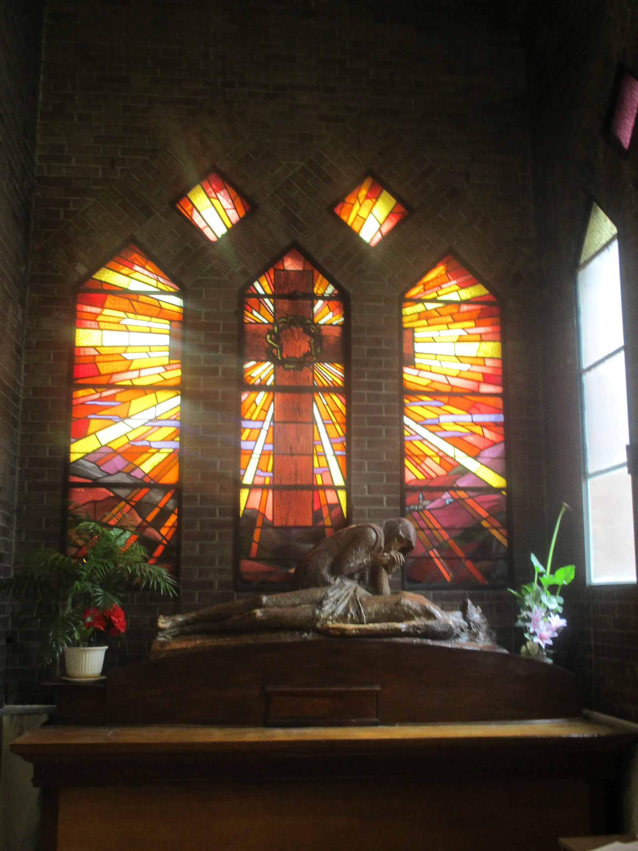 Photo showing: Chapelle du Tombeau du Christ à l'église Saint-Yves de La Courneuve. Sculpture de Georges Serraz.