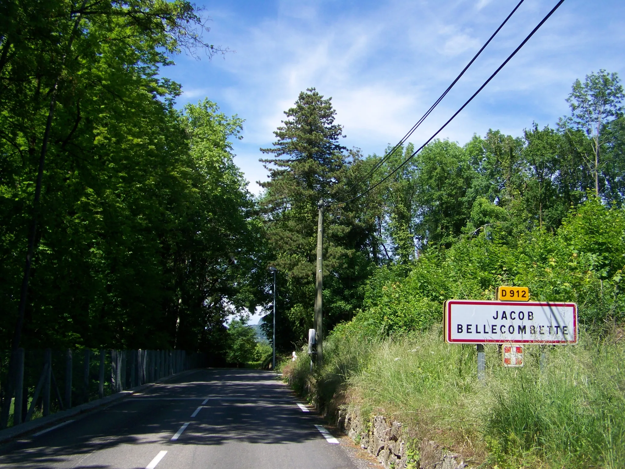 Photo showing: Sight of the RD 912 previous RN 512) road entering into the French commune of Jacob-Bellecombette, last town before Chambéry, in Savoie.