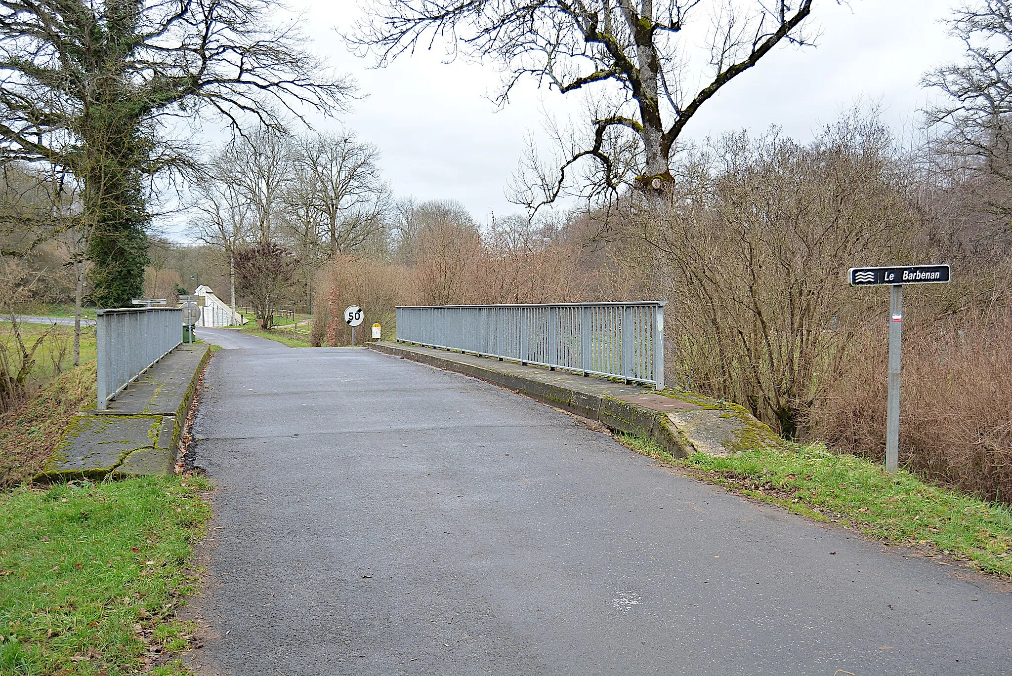 Photo showing: Pont de la route départementale 171 sur le Barbenan, à la sortie est de Châtelus (Allier, Auvergne-Rhône-Alpes, France) en direction du centre du village, depuis le lieu-dit Gribory.