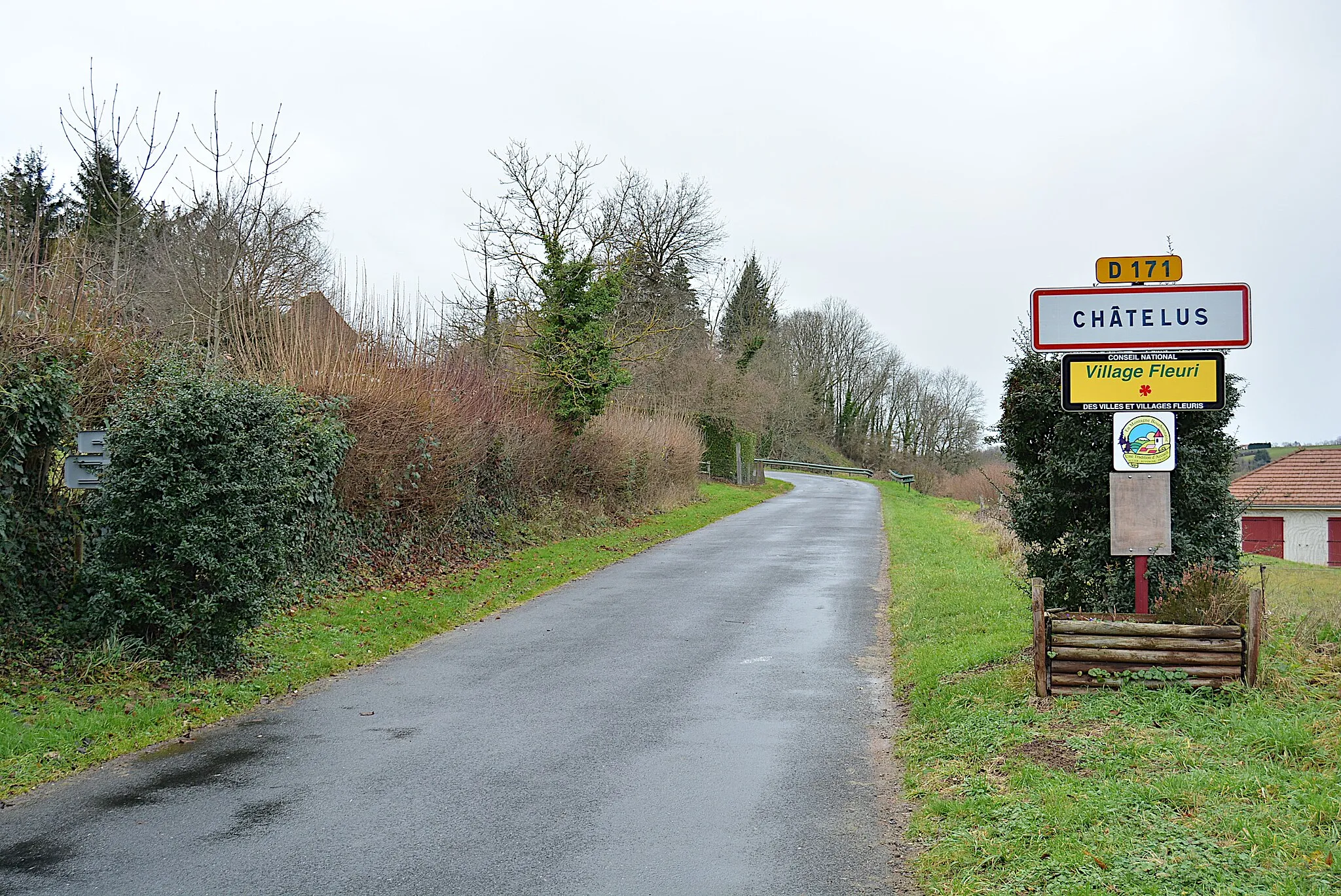 Photo showing: Entrée de Châtelus (Allier, Auvergne-Rhône-Alpes, France) par la route départementale 171, en provenance de Saint-Pierre-Laval.