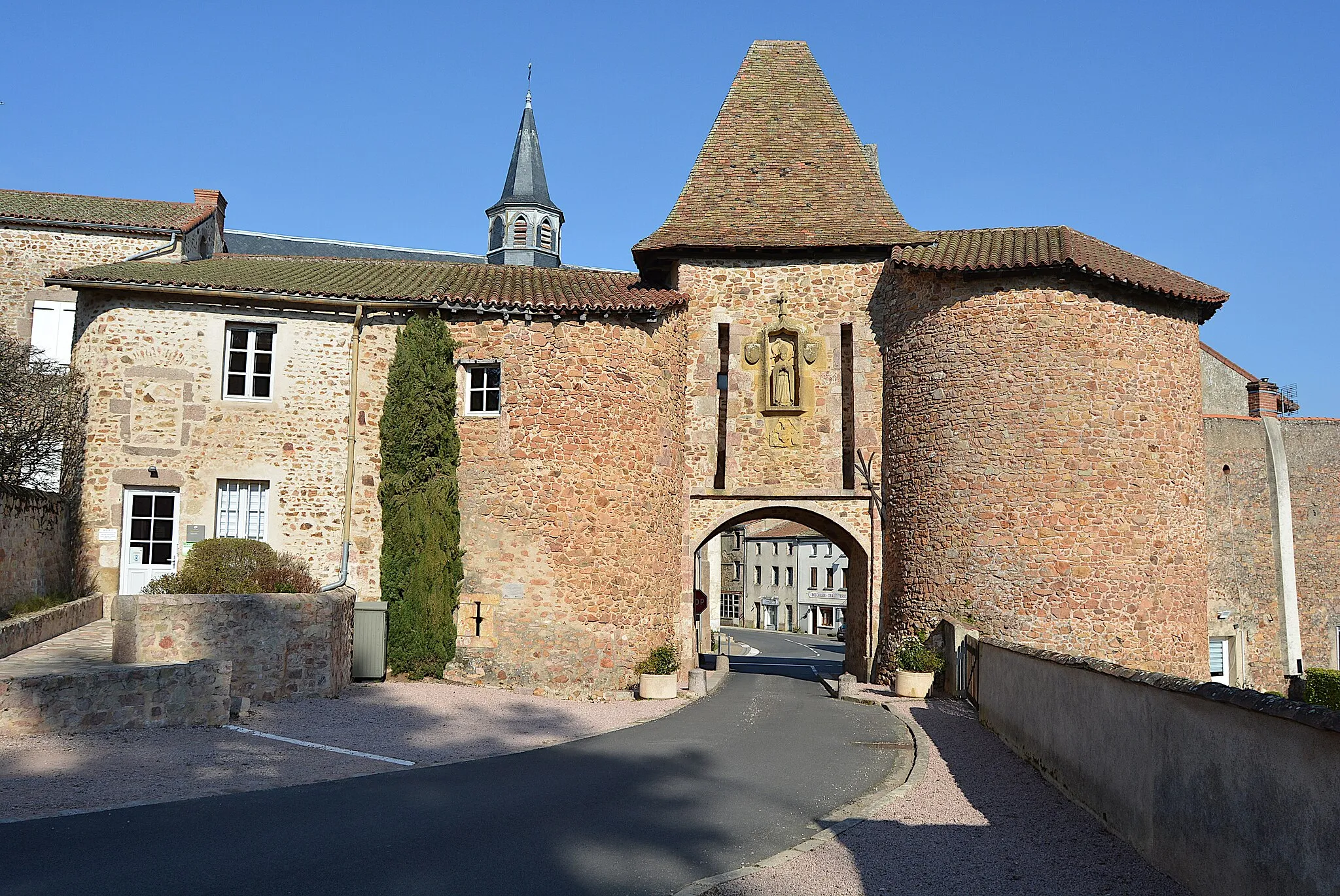 Photo showing: Porte de ville de Montaiguët-en-Forez (Allier, Auvergne-Rhône-Alpes, France). La rue qui y passe est une partie de la route départementale 990, à sens unique.