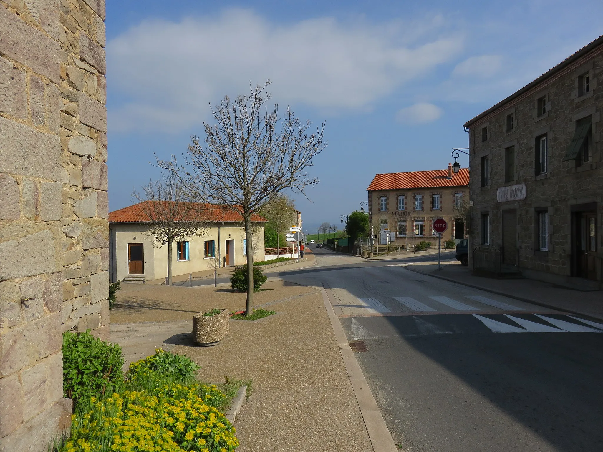 Photo showing: Route départementale 102 traversant le village de Boisset-Saint-Priest (Loire, France).