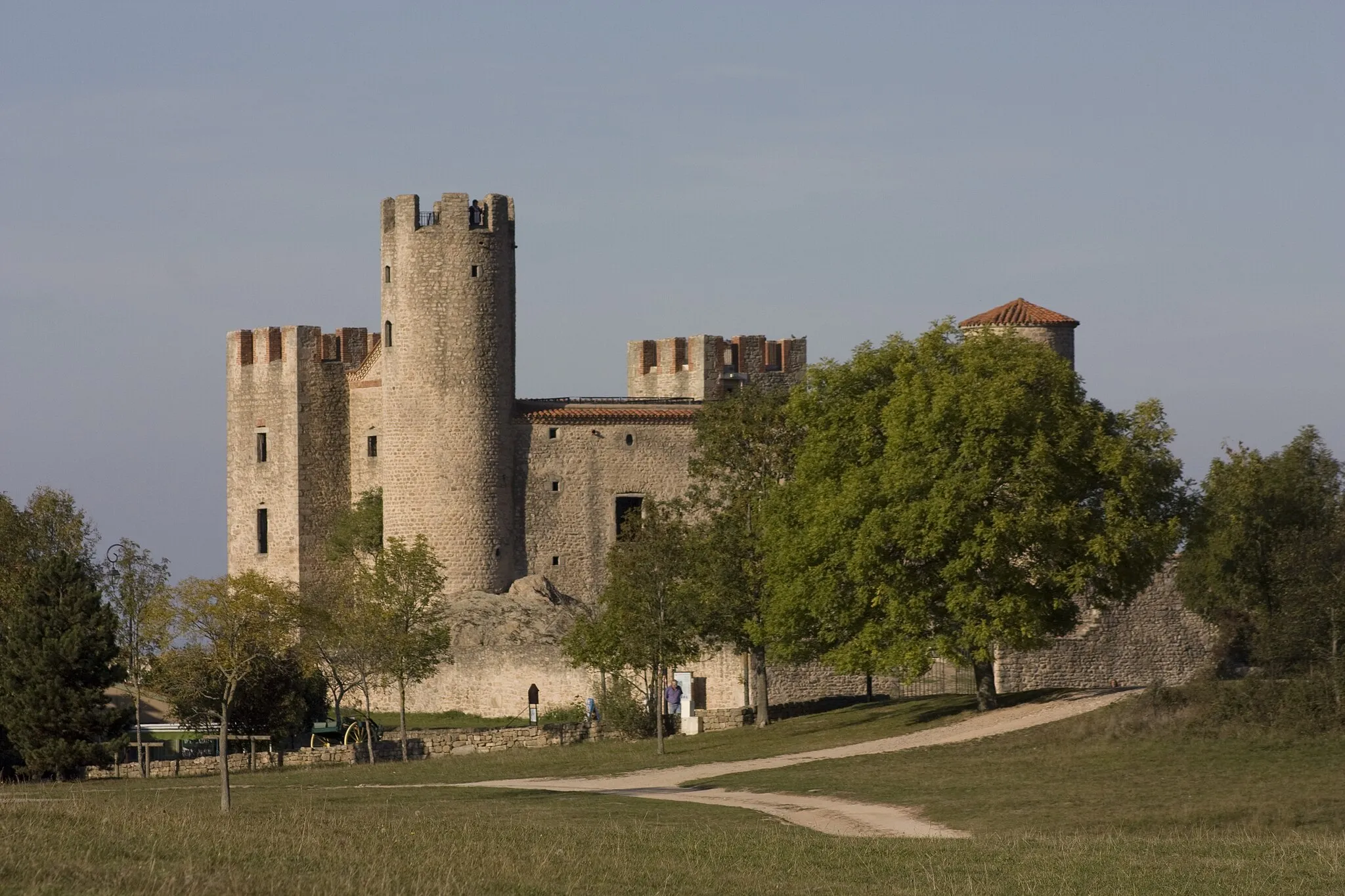 Photo showing: The Castle of Essalois on leaving the Forest of Chambles.