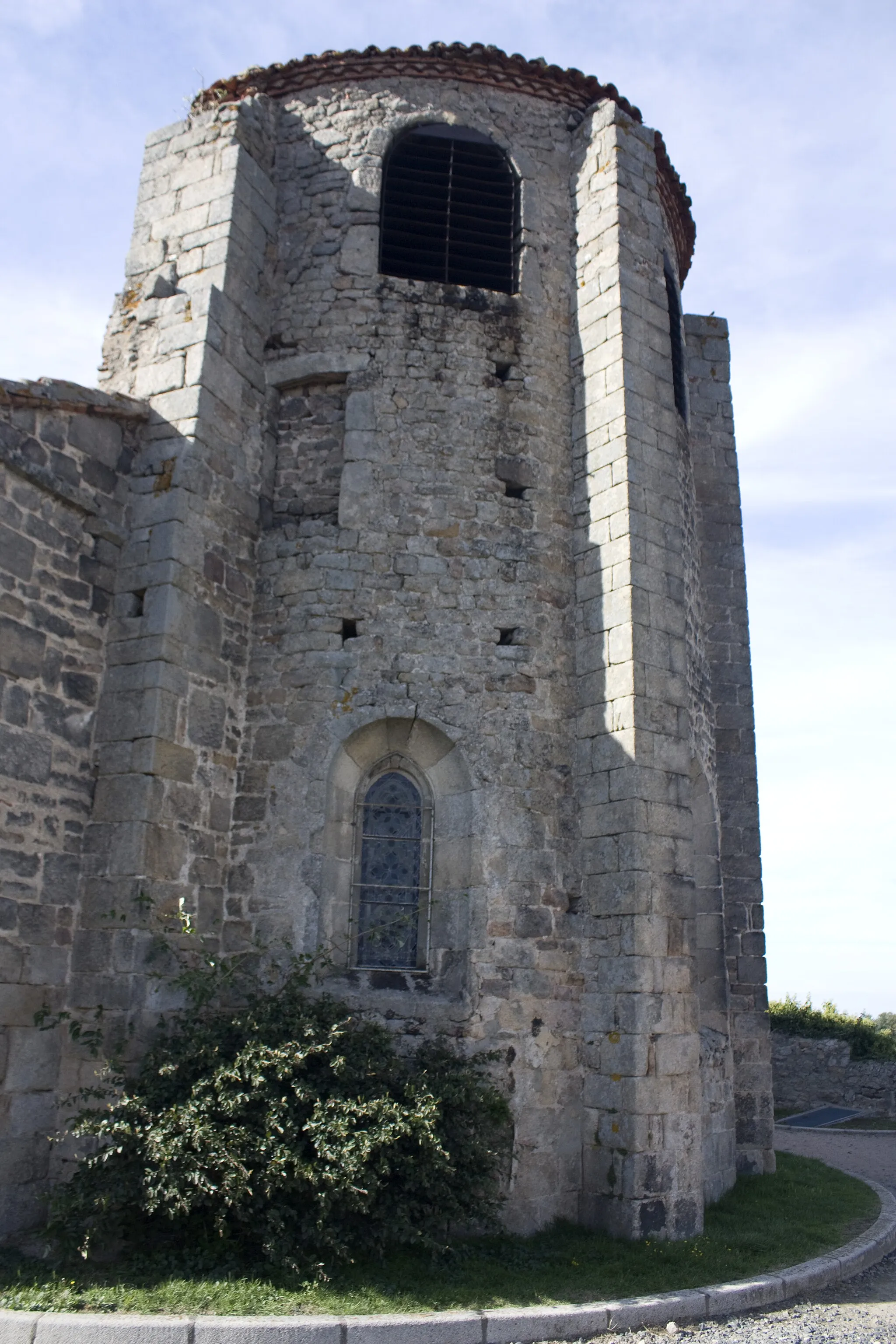 Photo showing: A bell tower, in half tower-shaped, houses the apse of the church.