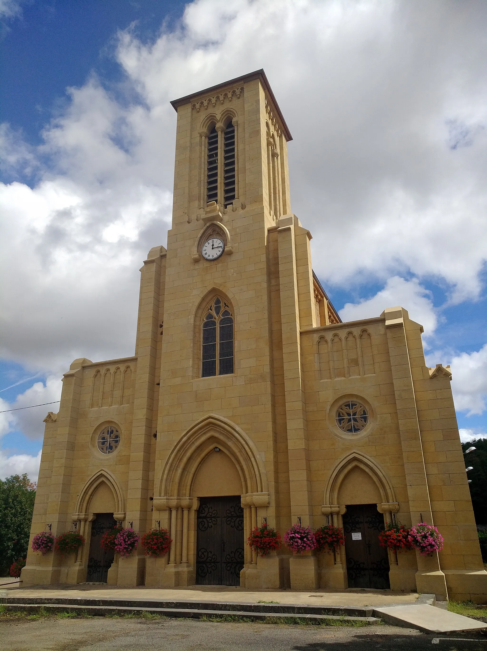 Photo showing: Façade de l'église Saint-Éloi de Chandon, dans le département de la Loire.