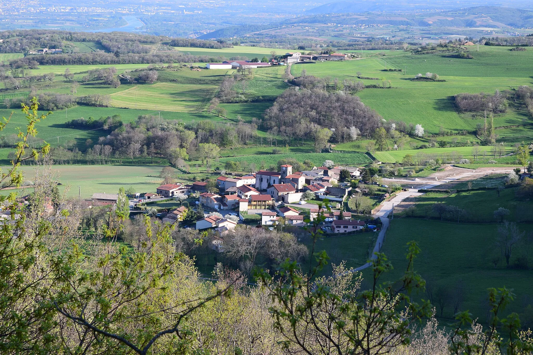 Photo showing: Le village de Chuyer (Loire) en avril 2020.