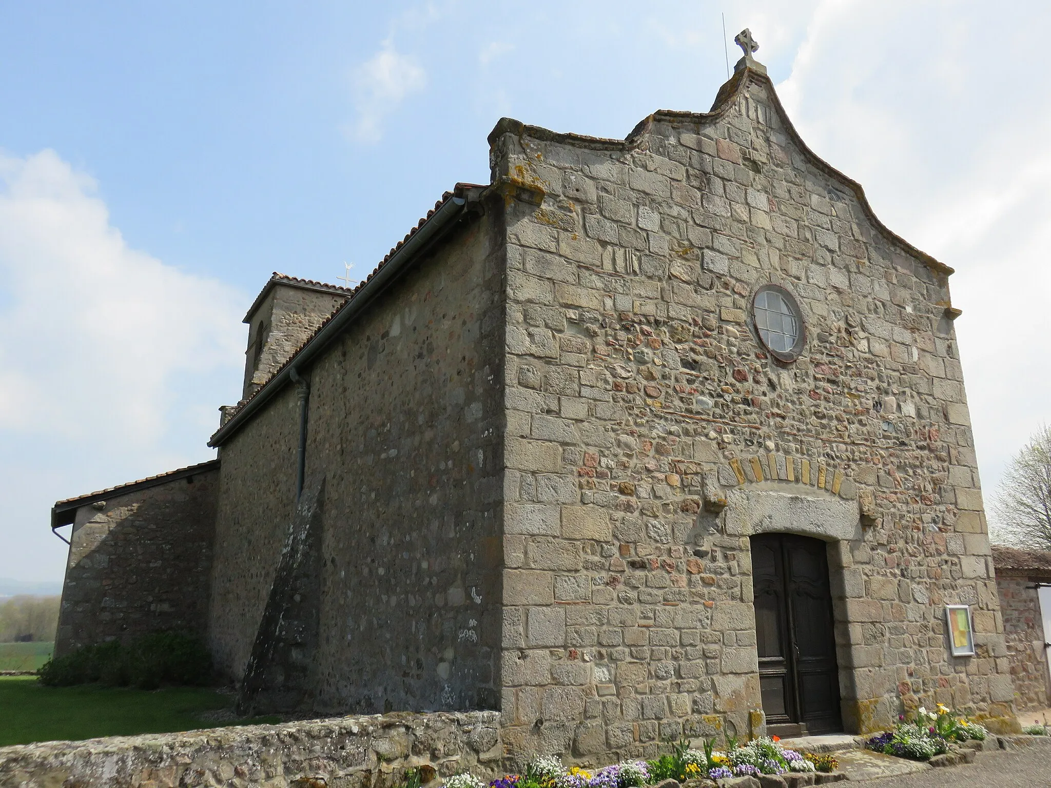 Photo showing: Façade de l'église de la Nativité-de-Notre-Dame de Cleppé (Loire, France).