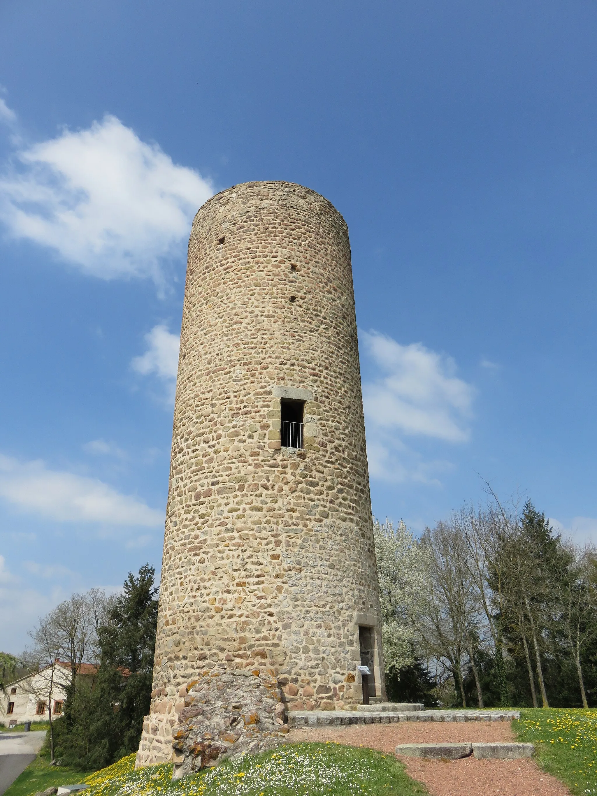 Photo showing: Tour du château des comtes du Forez, à Cleppé (Loire, France).