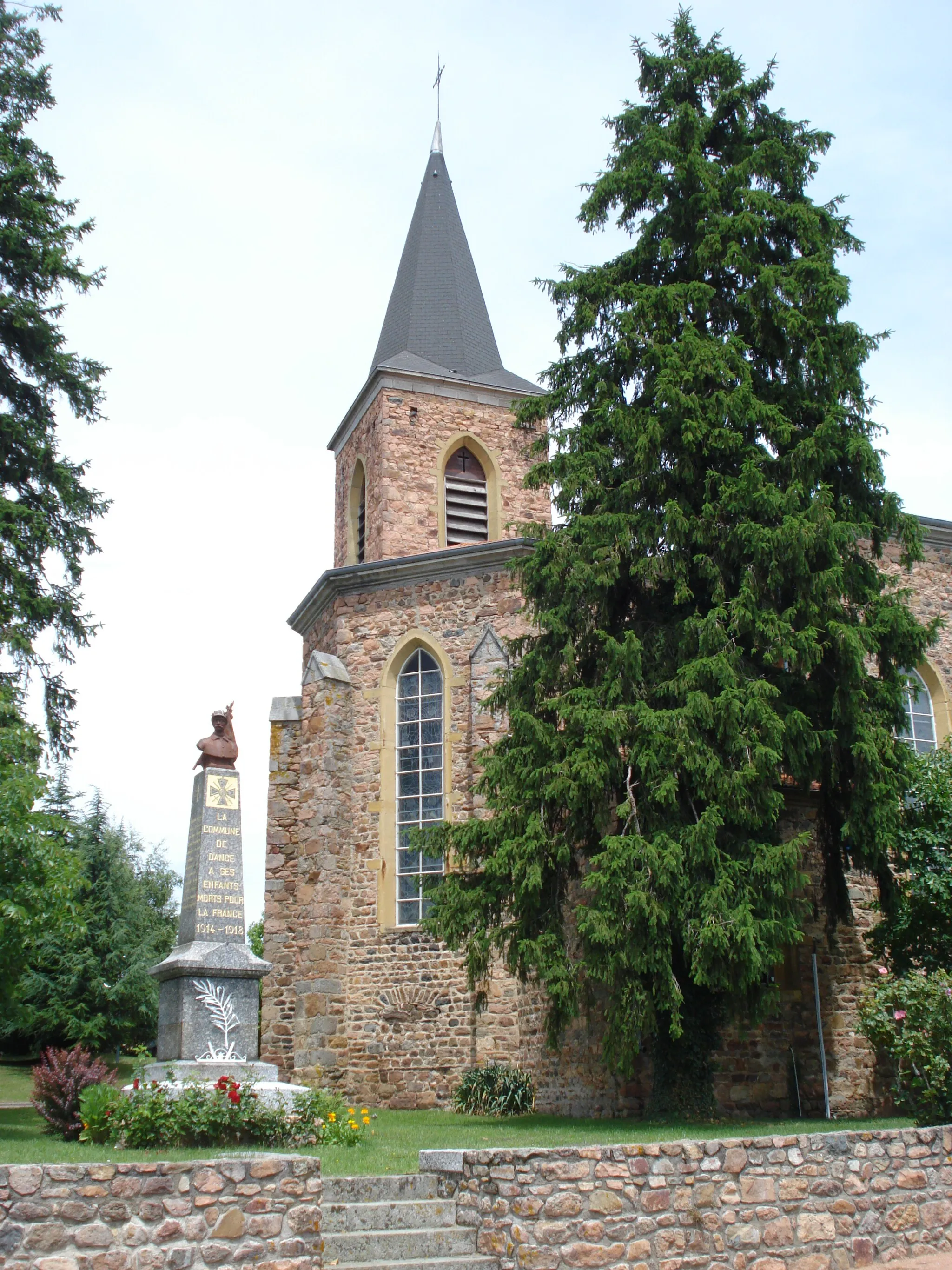 Photo showing: Dancé (Loire), church and war memorial